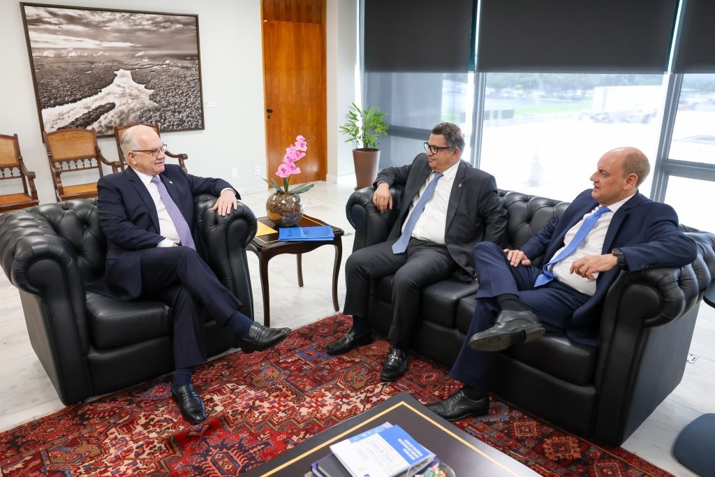 Sucessão no Rio: Governador Interino sob Pressão por Auditoria e Enxugamento da Estrutura Estadual