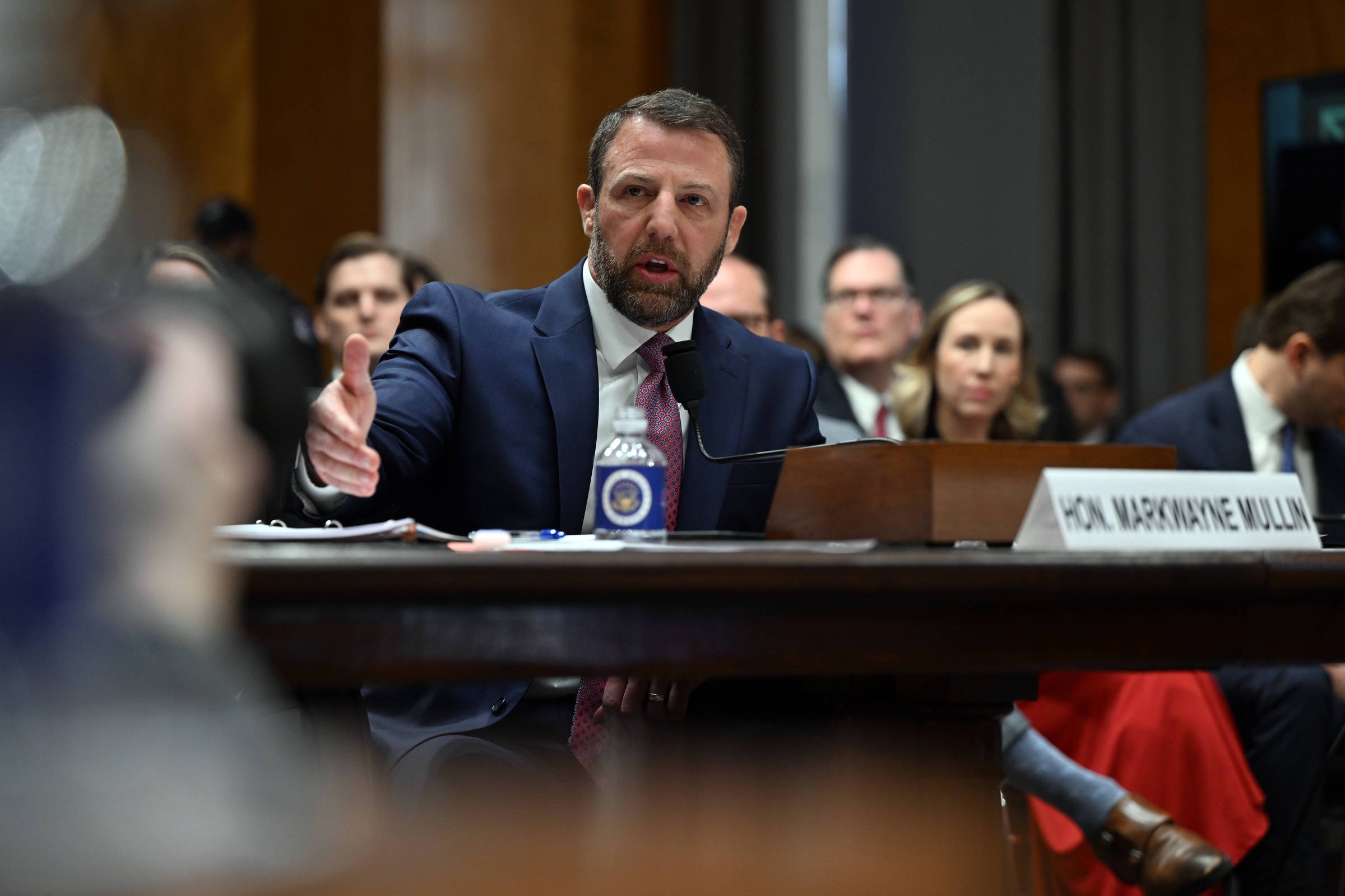 Nomeação de Mullin para Segurança Interna dos EUA: Um Eixo Crítico na Política Migratória Global