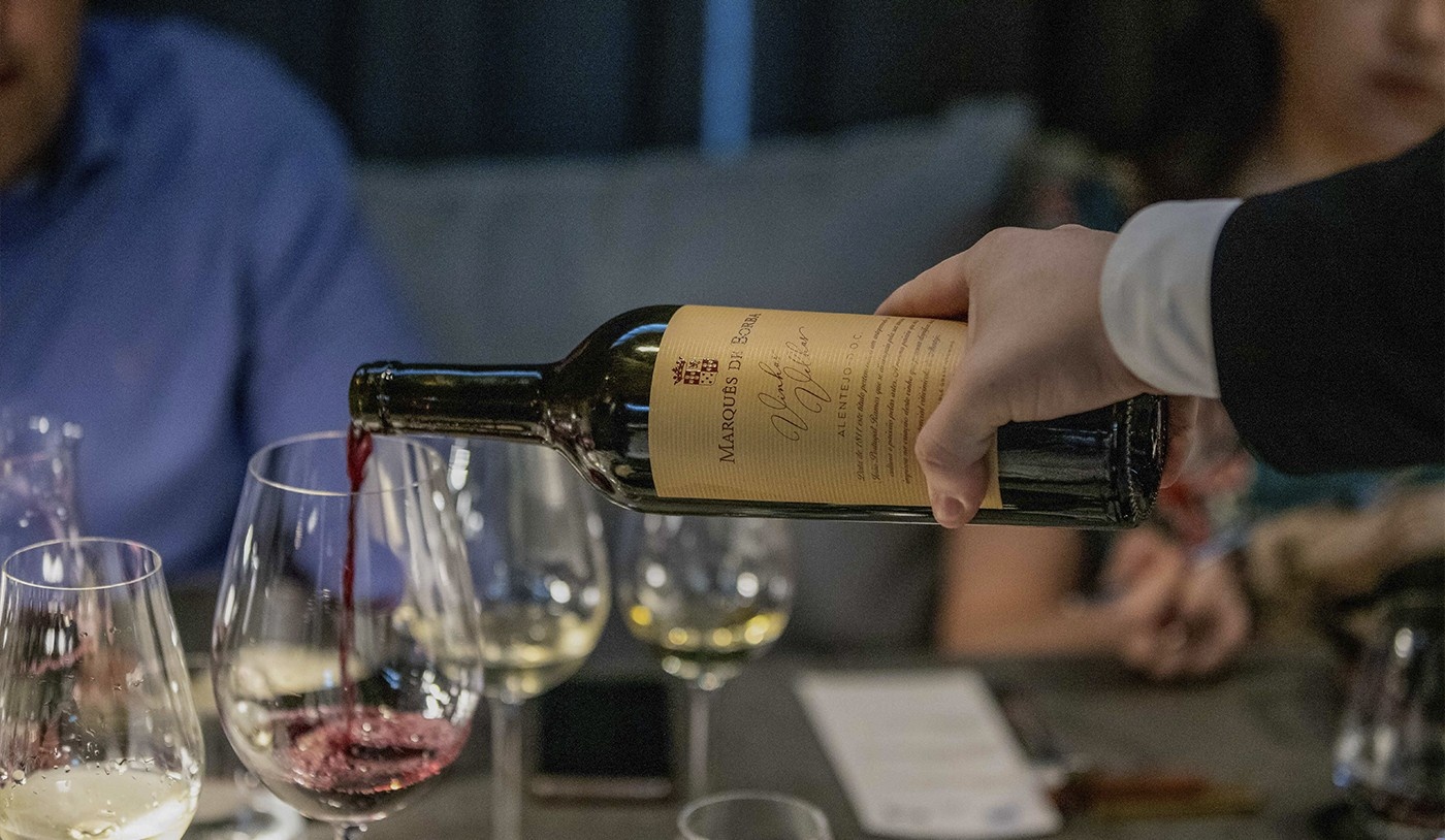 Como abrir e servir vinho corretamente