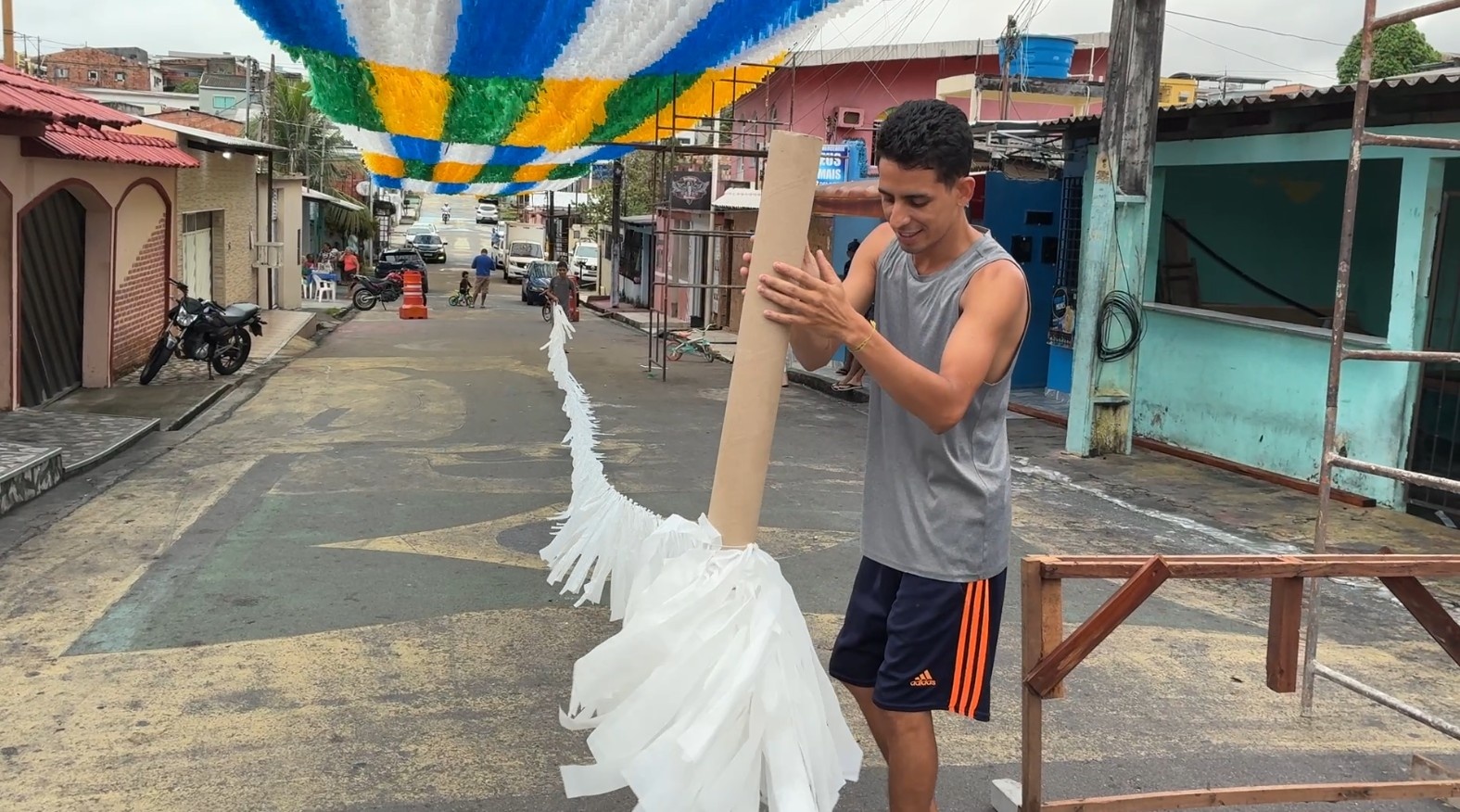 A Tradição da 'Rua da Copa' em Manaus: Mais Que Bandeirinhas, um Elo Social e Econômico Duradouro