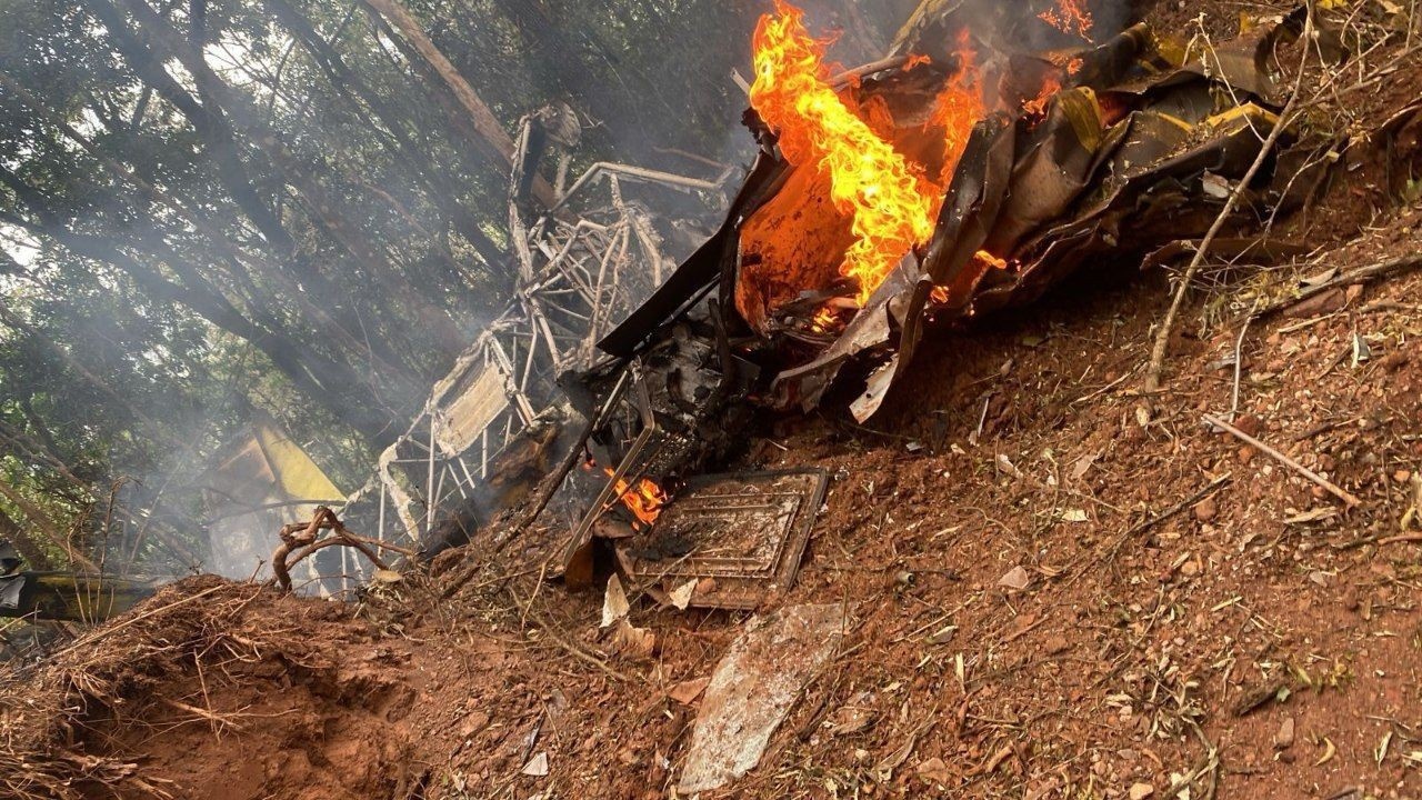 Condições meteorológicas e decisões operacionais contribuíram para queda de helicóptero dos bombeiros em MG, aponta Cenipa