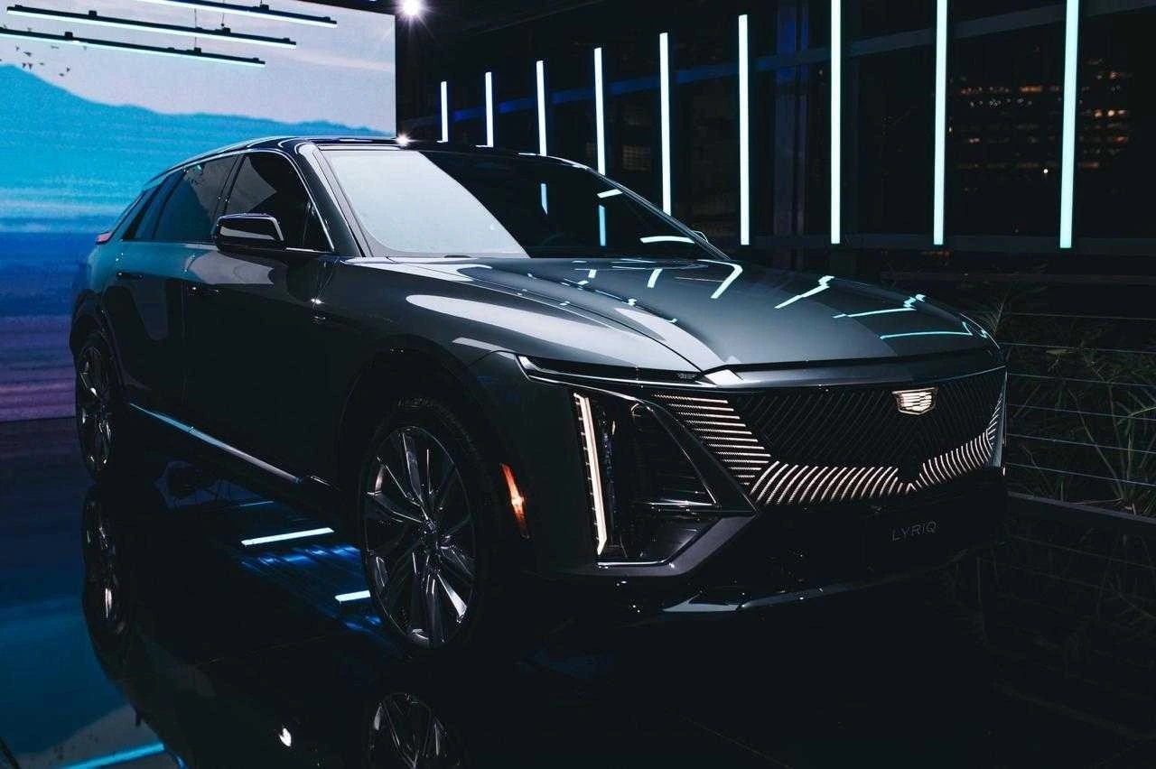Cadillac chega ao Brasil com SUVs elétricos de luxo e marca entrada da GM no segmento premium