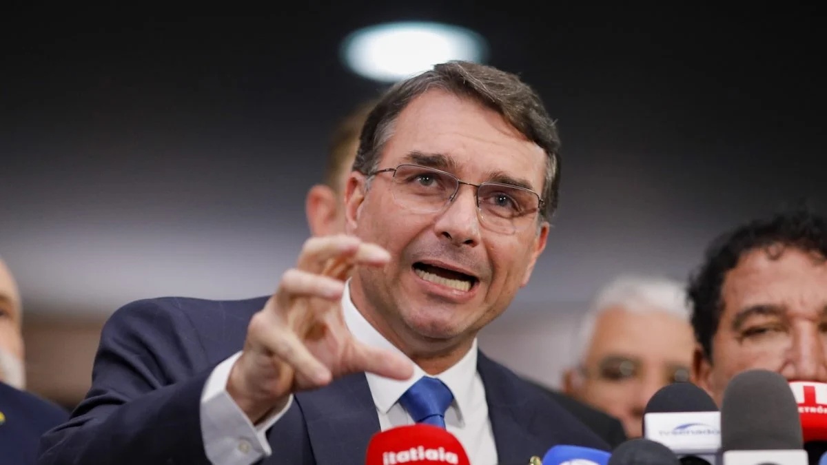PEC com cortes de gastos Frente à incerteza política