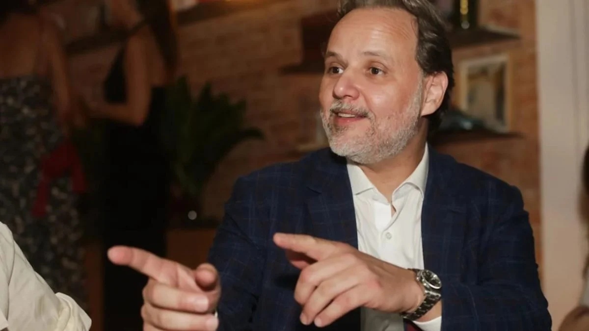 Marco Aurélio de Carvalho xinga Flávio Bolsonaro em evento com empresários