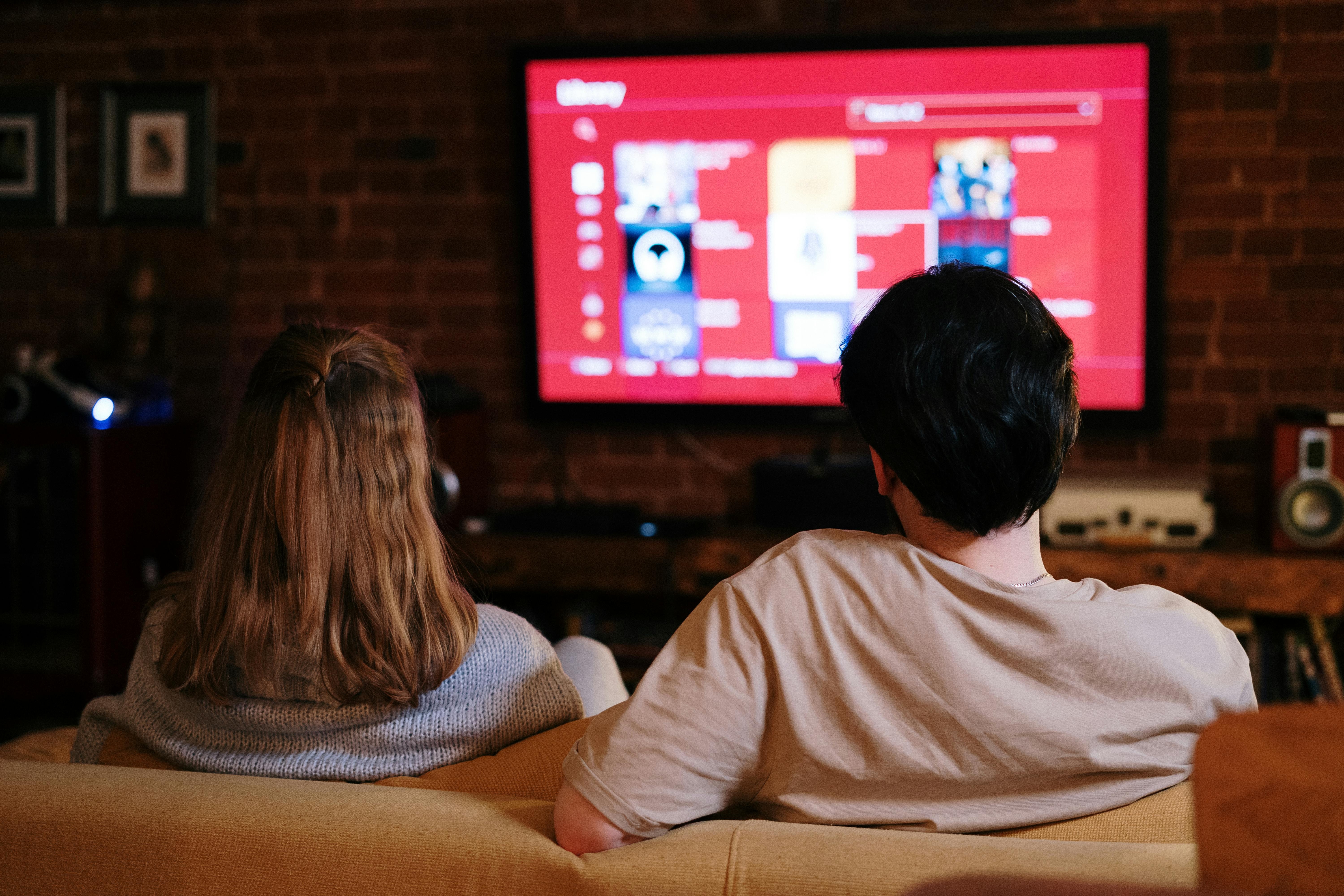 A Complexa Batalha das Telas: Entenda o Dilema Tecnológico na Escolha da TV Moderna