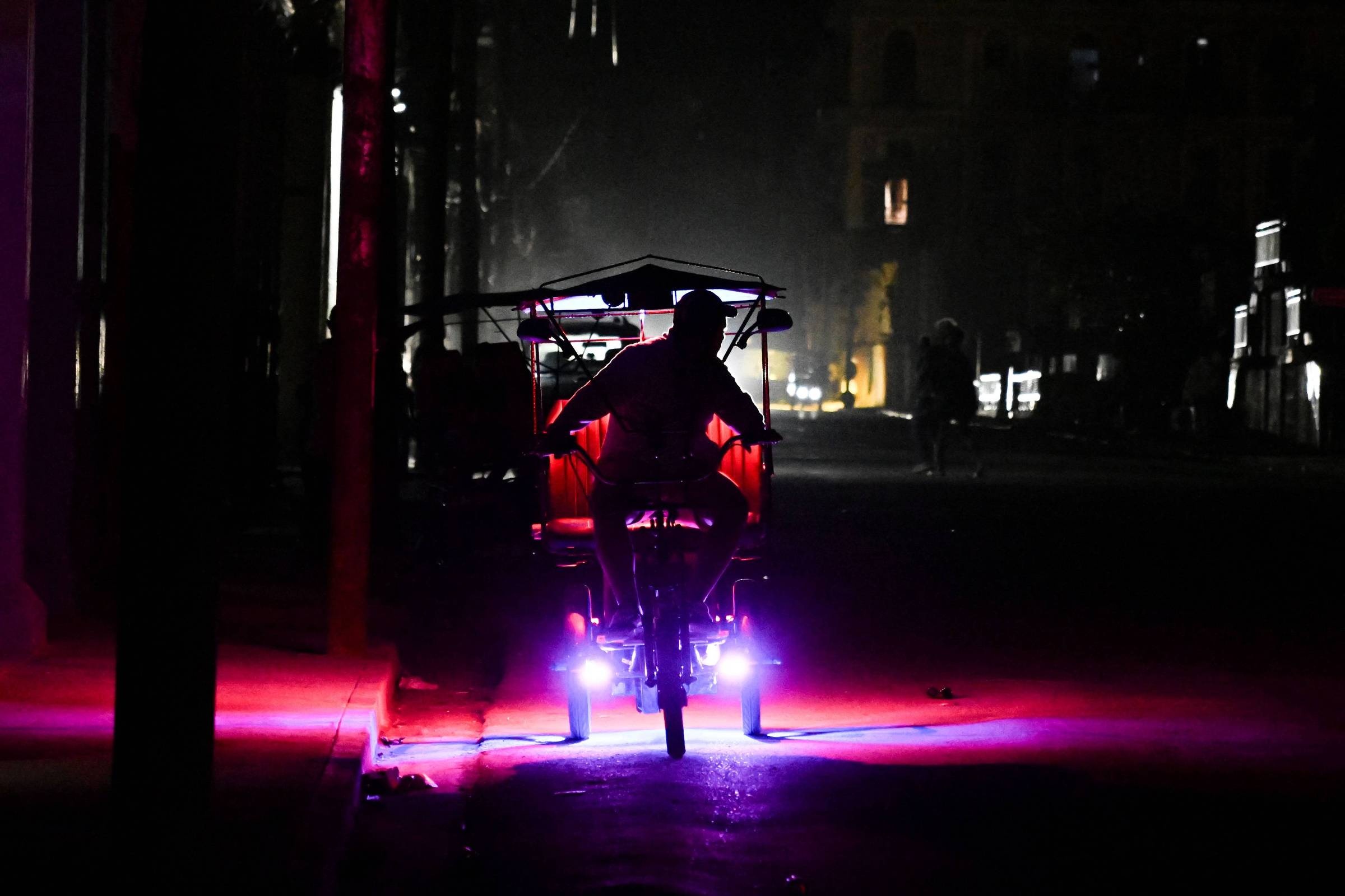 A Encruzilhada Cubana: Crise Humanitária Acelera o Dilema entre Washington e Havana