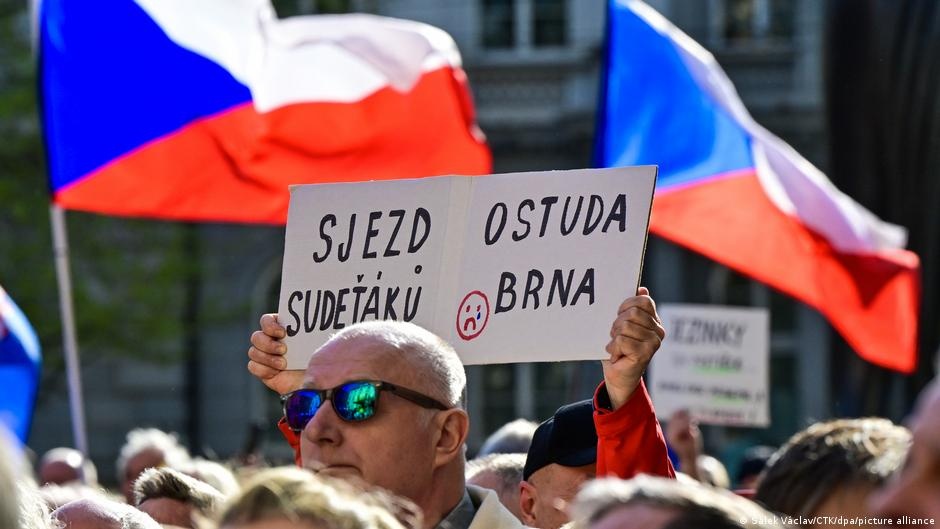 Brno no Centro de Debate Histórico: Reunião de Alemães Sudetos Aflora Velhas Feridas e Propostas de Reconciliação