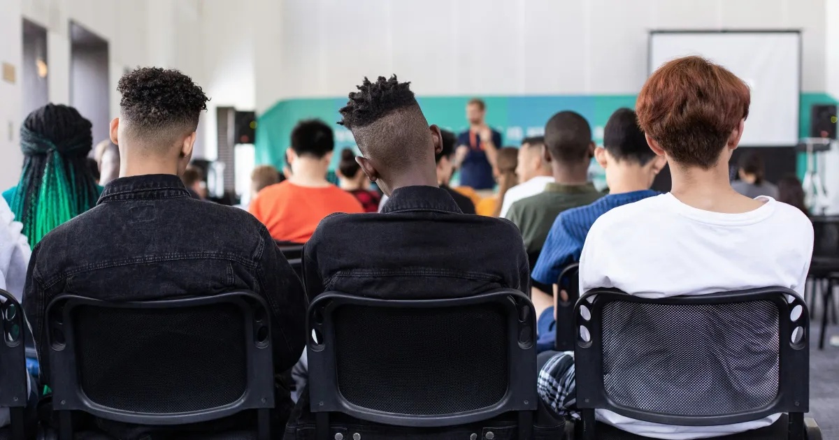 Ideb 2025 revela paradoxo: avanço nacional e aprofundamento das disparidades educacionais