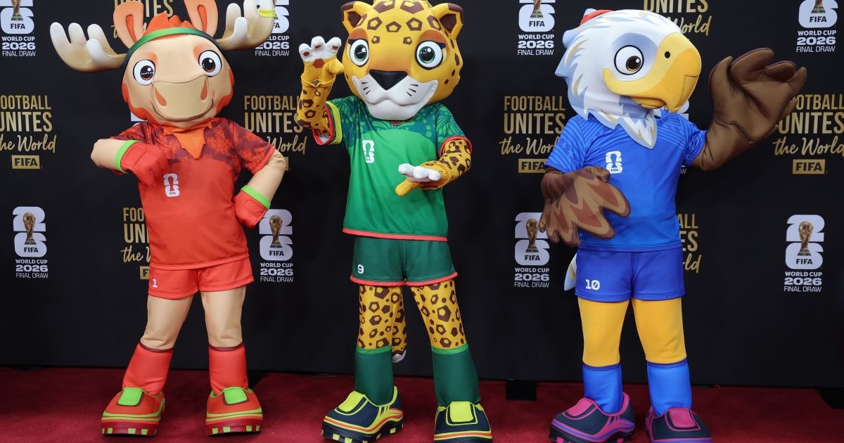 Os Mascotes da Copa Além do Campo: Símbolos de Soft Power e Economia Globalizada