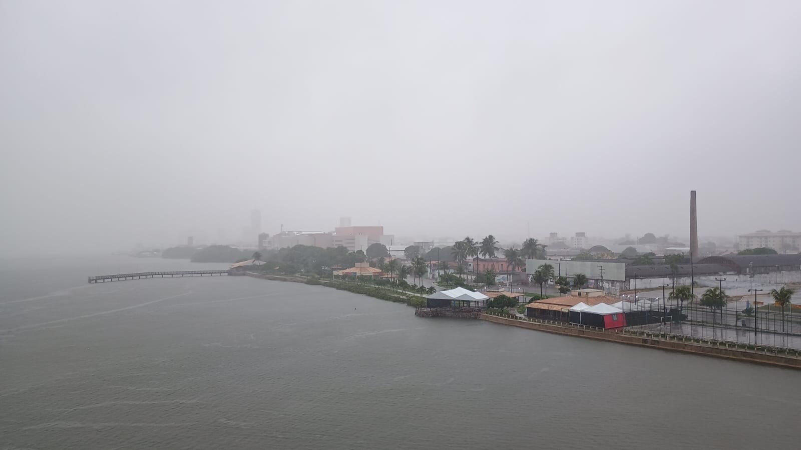 Aracaju em Alerta Laranja: O Que as Chuvas Preveem Revelam Sobre a Resiliência Urbana da Capital Sergipana