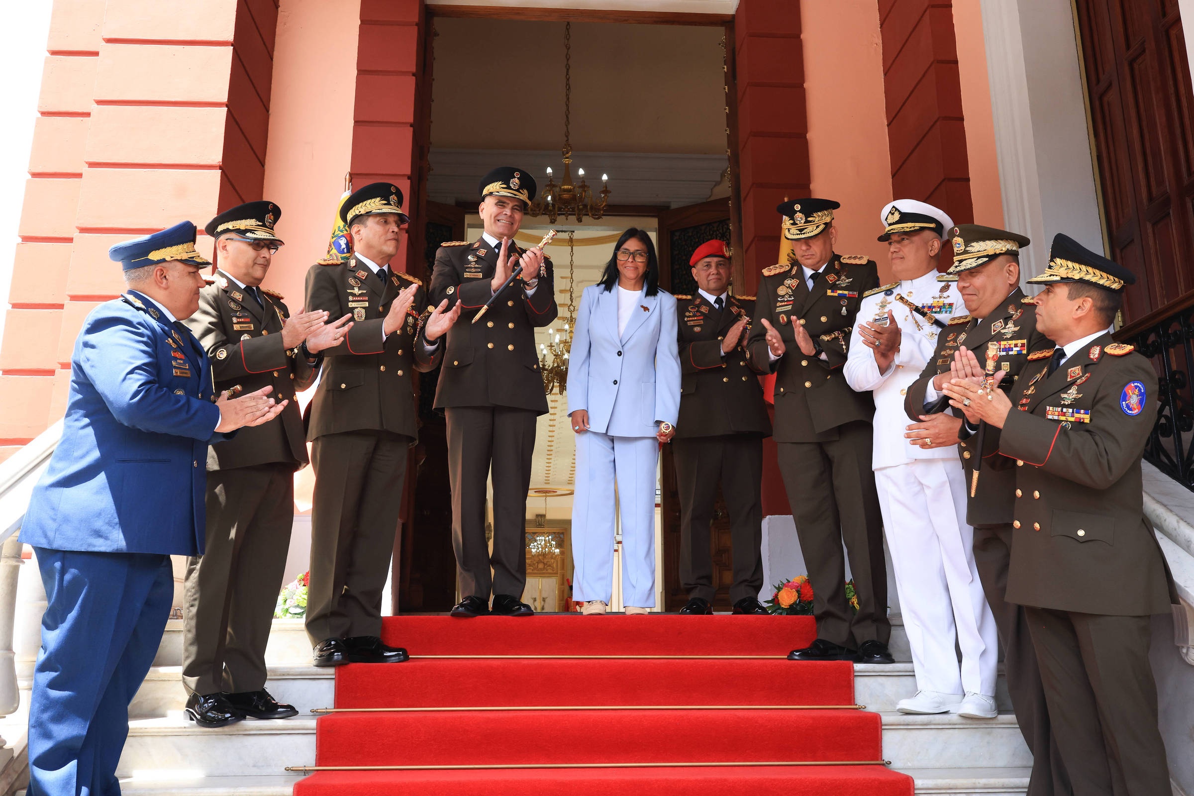 Reconfiguração na Cúpula Militar Venezuelana: A Estratégia de Delcy Rodríguez Pós-Maduro