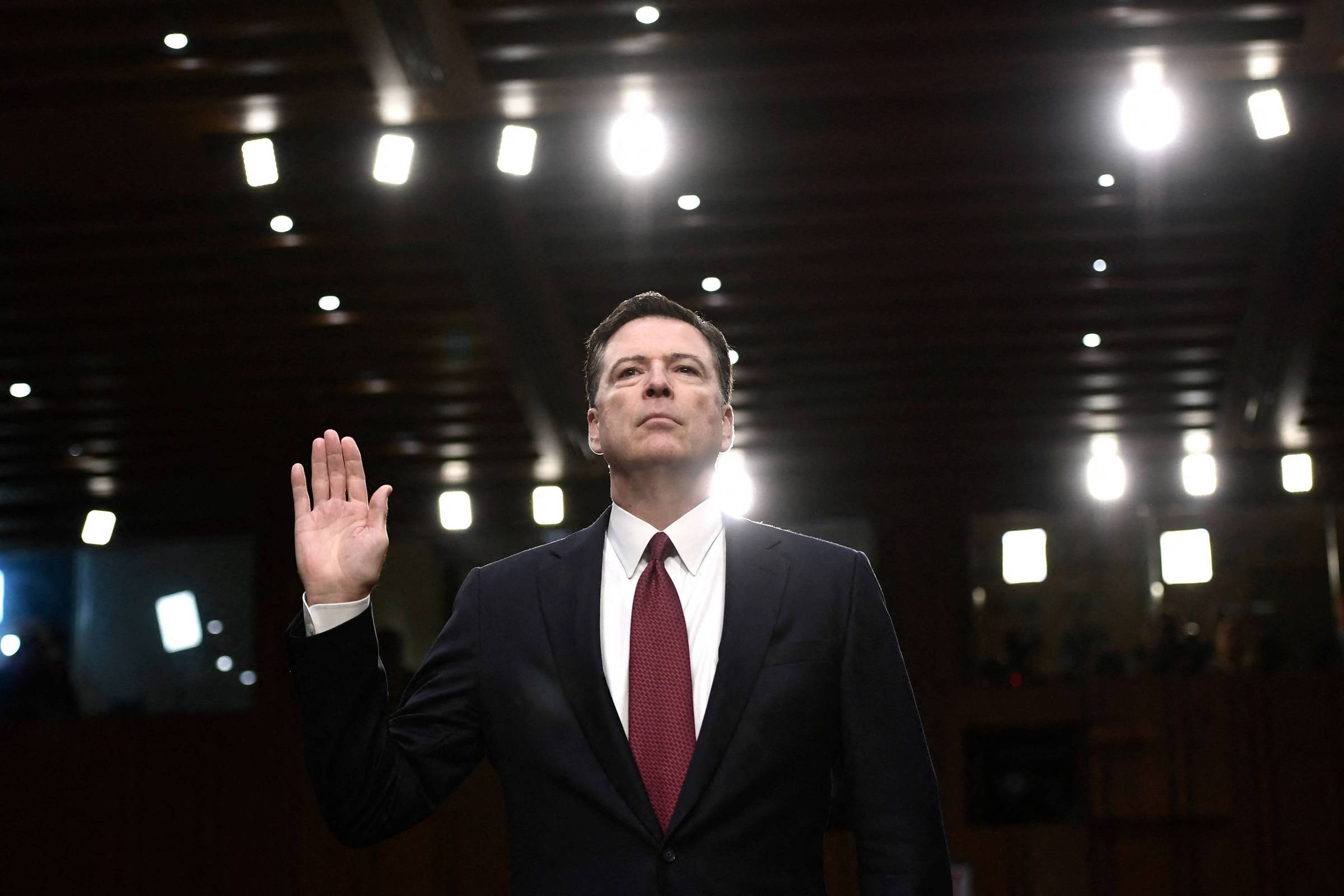 Novas Acusações Contra James Comey: A Escalada da Guerra Política nos EUA e o Desgaste Institucional