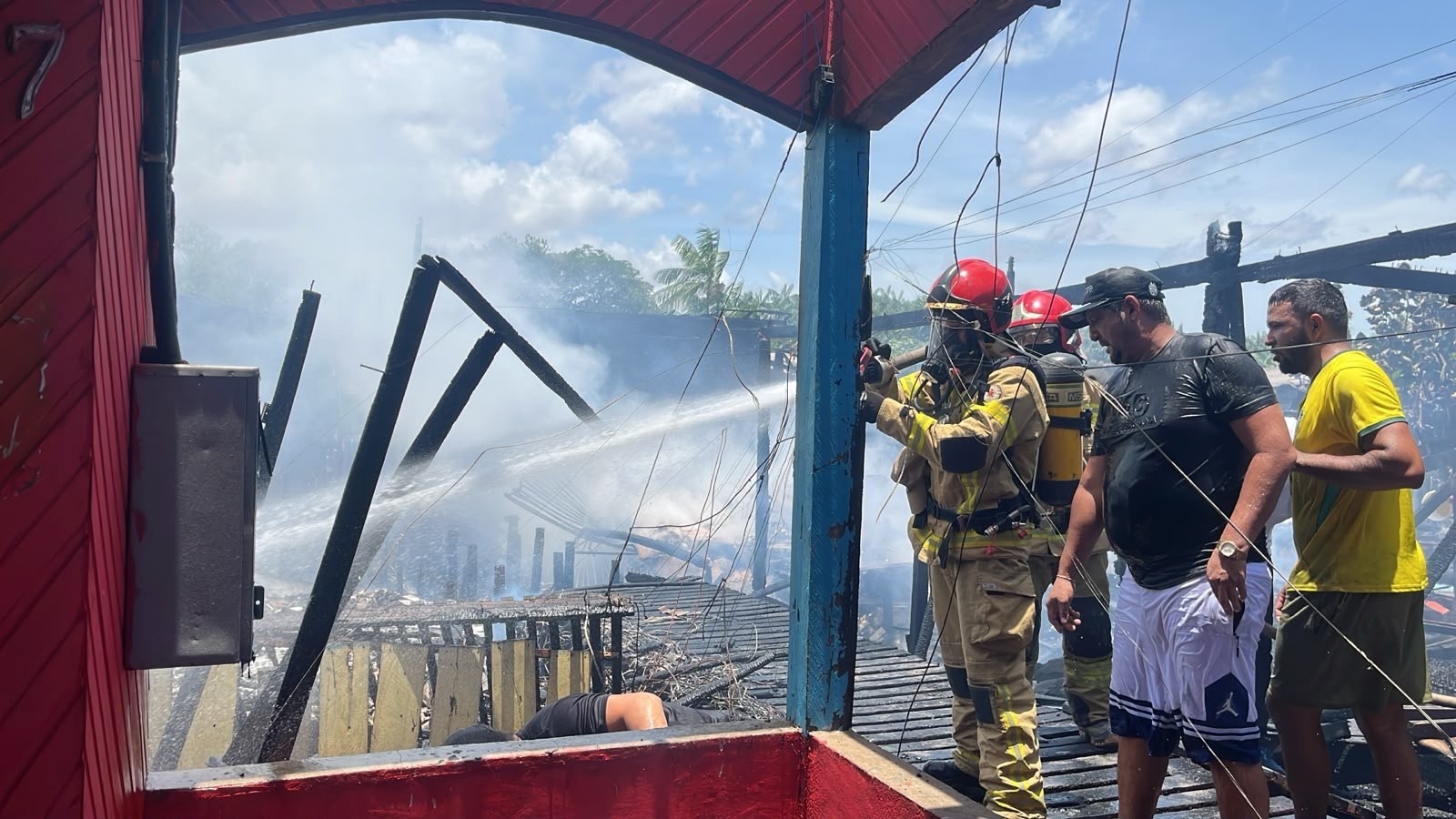 'Desesperador e muito triste', diz morador que ajudou a combater incêndio em Santana