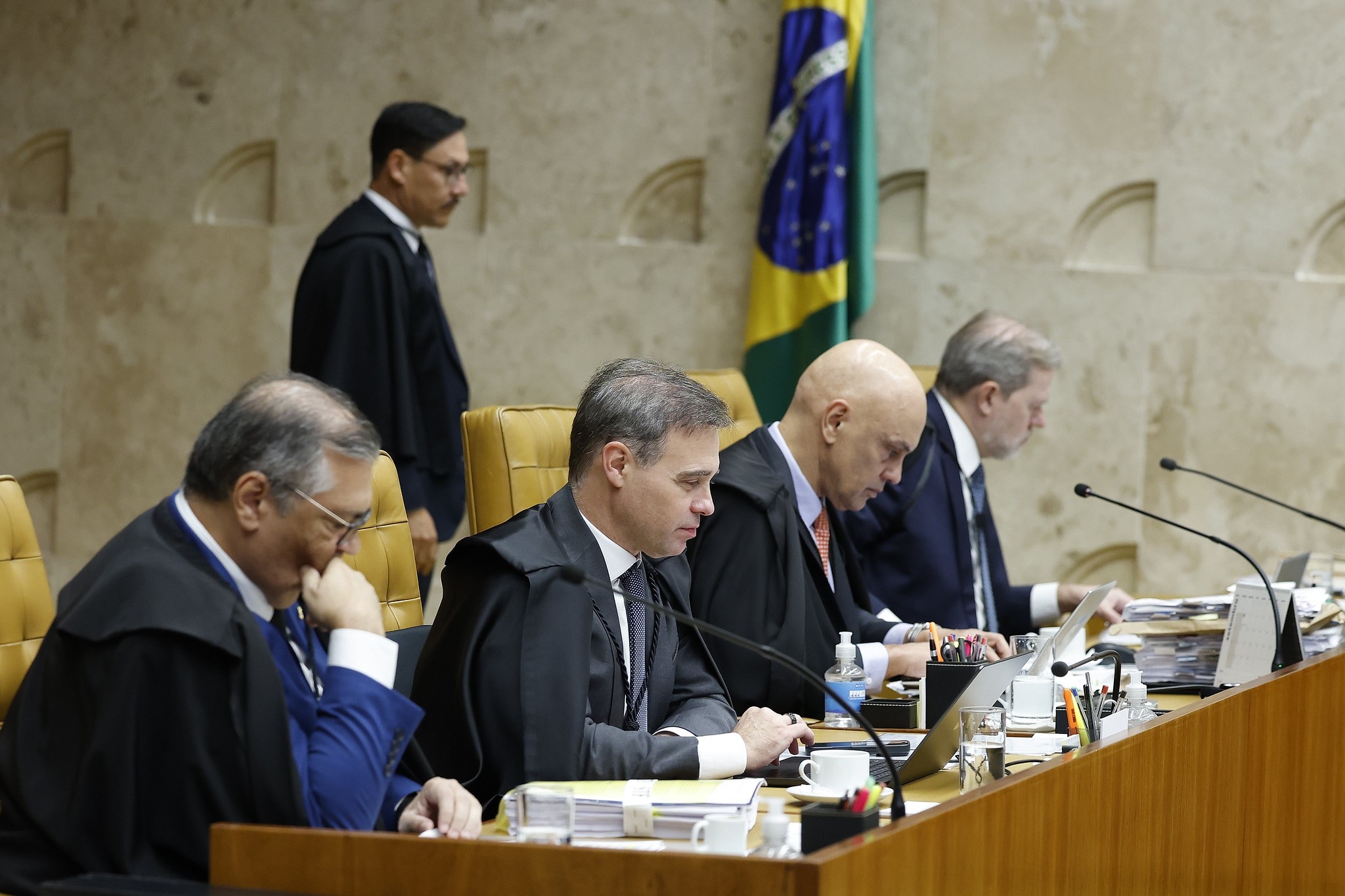 STF sob Análise: Flávio Dino Demanda Investigação sobre Vínculos entre Ministro Mendonça e Banco Master em Concessões Paulistas