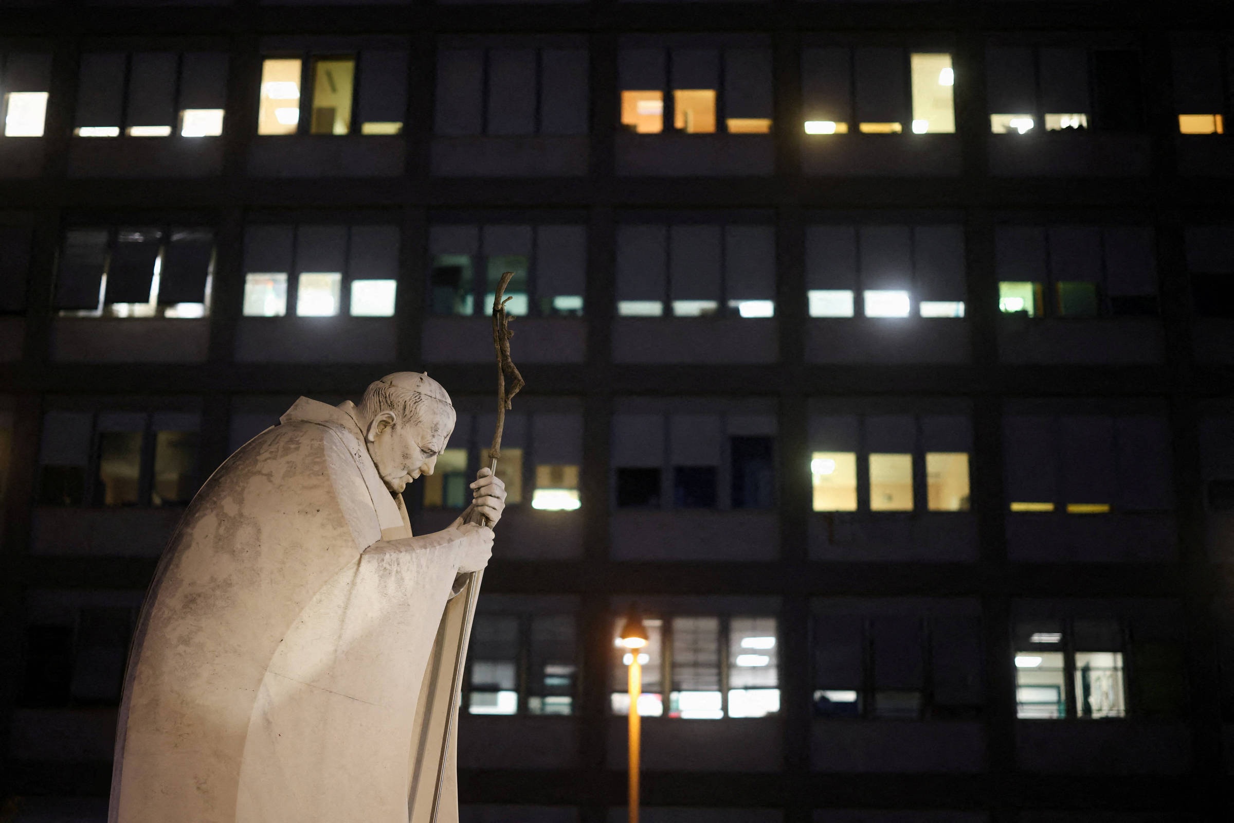 Do silêncio sobre câncer a boletins detalhados, Vaticano muda forma de falar da saúde dos papas