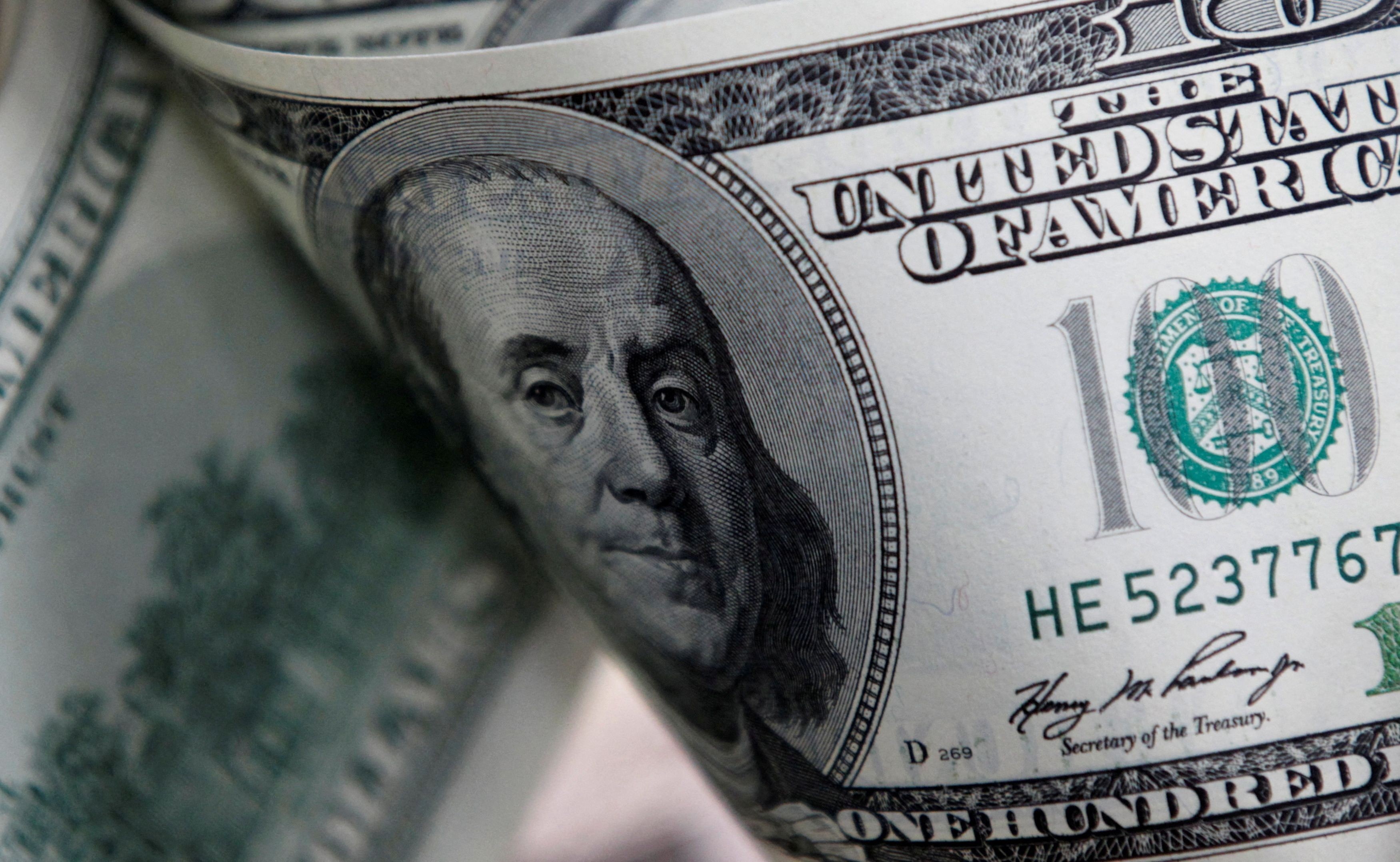 Mercado reage a geopolítica e juros: a dinâmica por trás da queda do dólar e petróleo