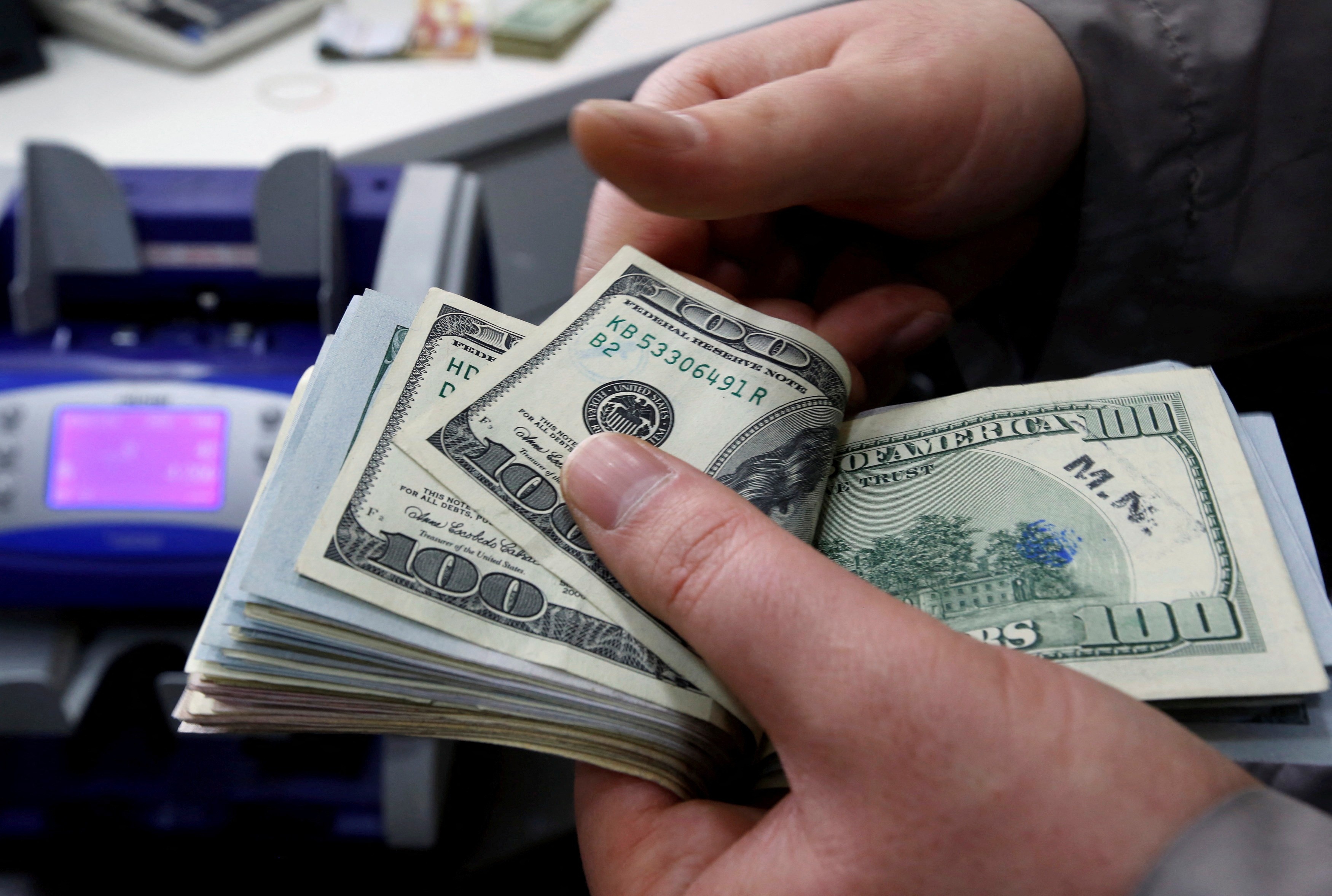 A Dança Global de Juros e Dólar: Entenda o Impacto no Seu Bolso e Investimentos