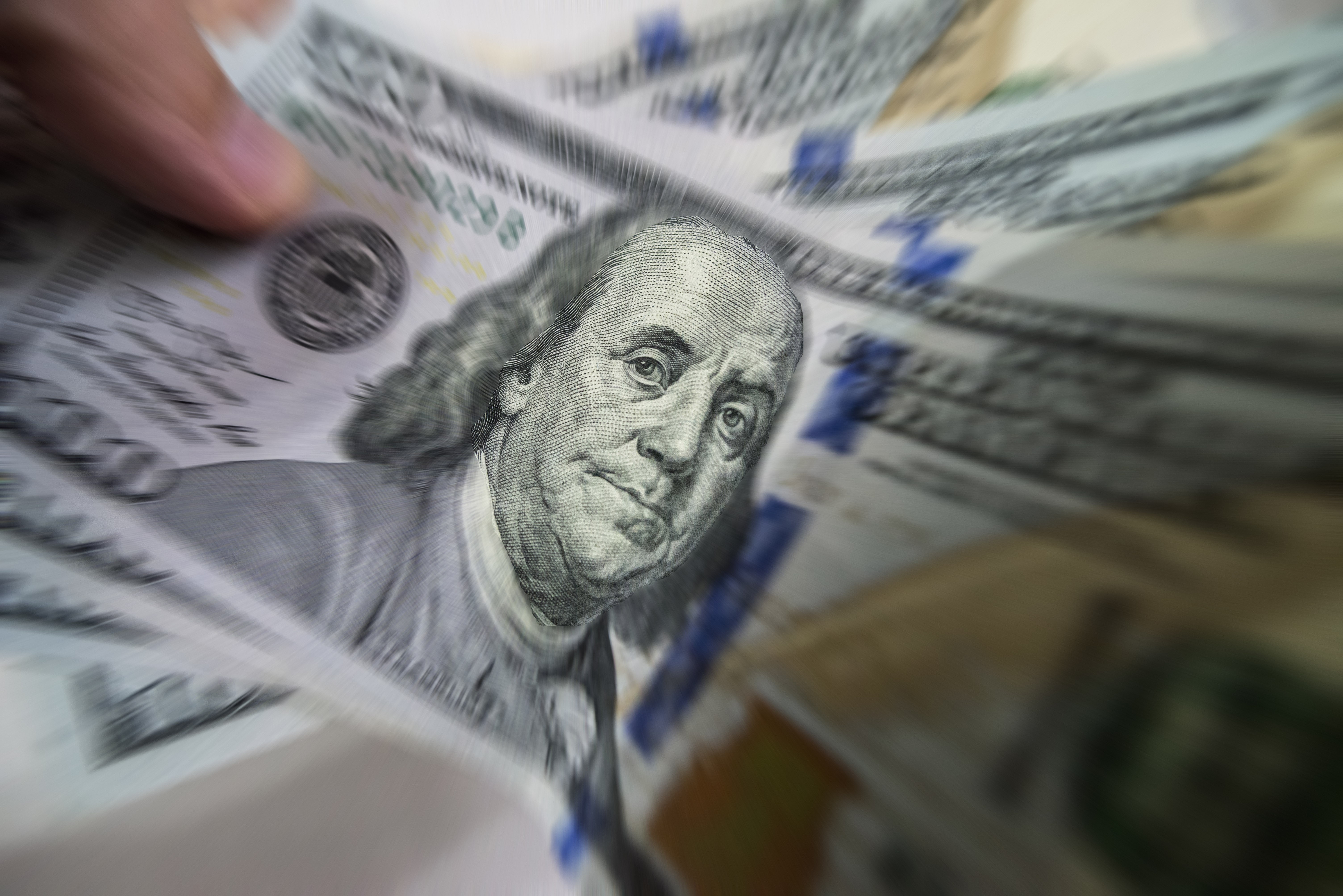 Tensão em Ormuz e Petróleo Pressionam Dólar e Cenário Inflacionário Global