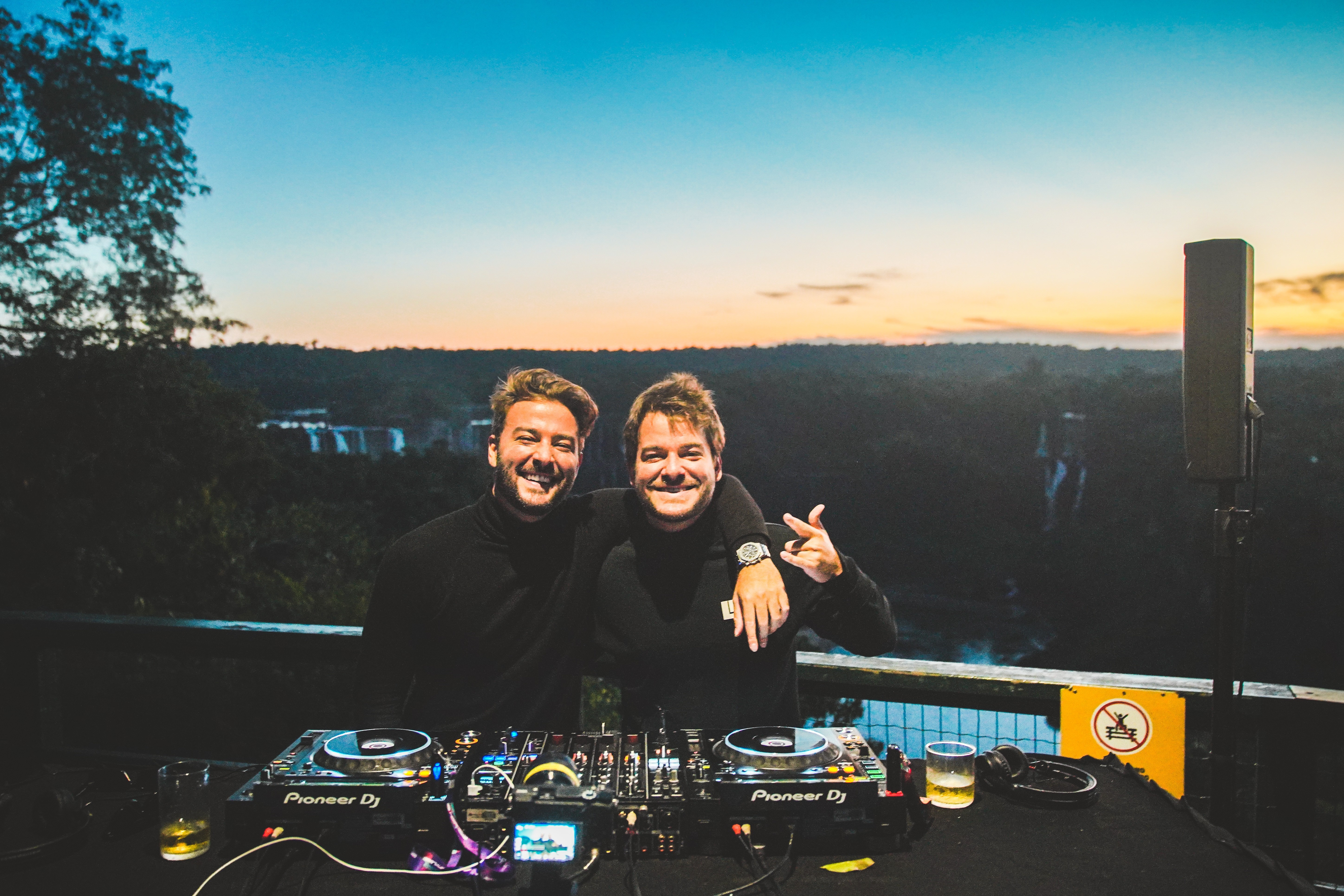 Dubdogz leva música eletrônica ao Mercado de Origem da Amazônia em Manaus