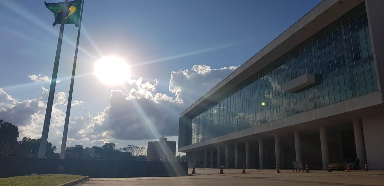 Candidatos ao governo do paraná entregam a campanha com Várias Ações Publicitárias