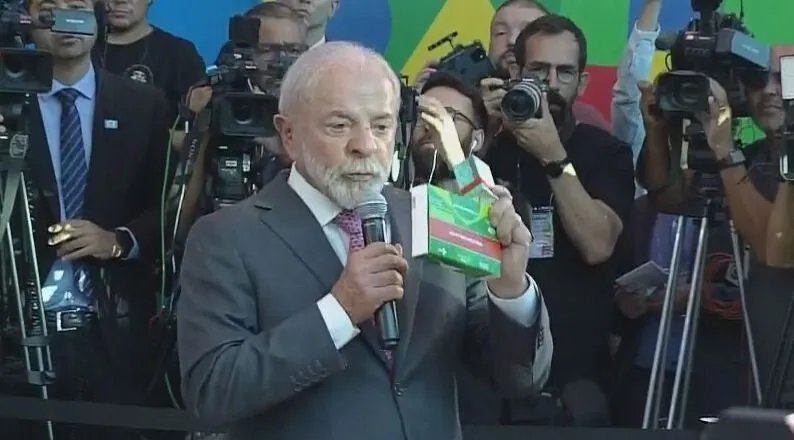 Em visita à fábrica, Lula exibe medicamento e diz: "Esse é nosso míssil"