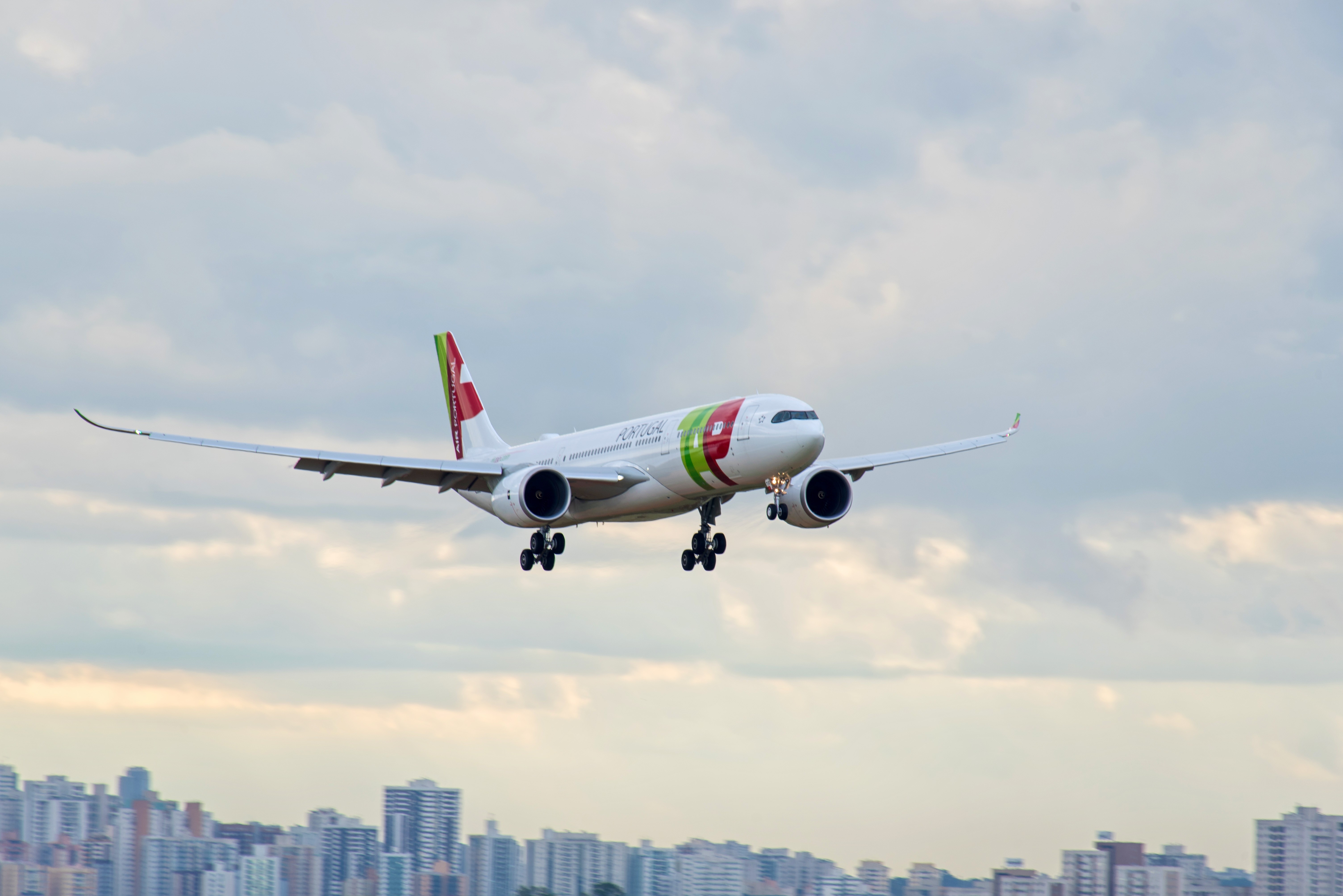 Incidente Aéreo em Rota Curitiba-Lisboa: Análise Profunda sobre a Conectividade Pioneira do Paraná com a Europa