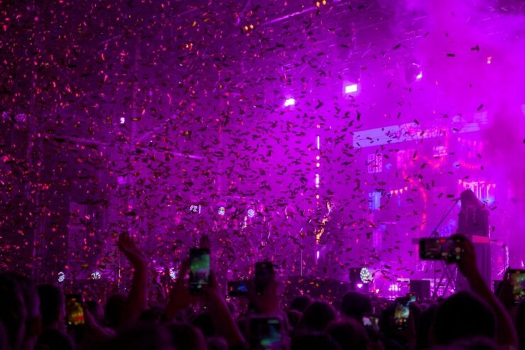 Empresas apostam em ‘raves’ corporativas e o que isso revela sobre o futuro do marketing