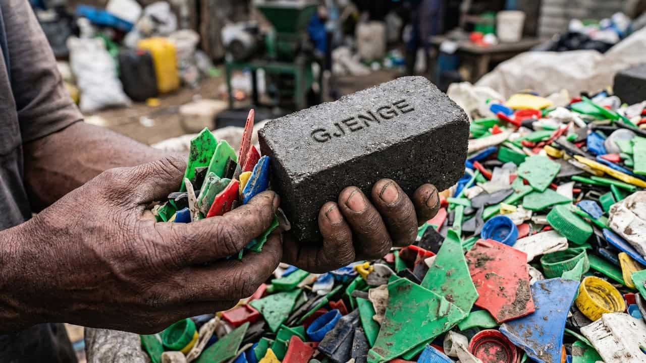 Revolução Verde na Construção: Engenharia Africana Transforma Plástico em Supermaterial Estrutural