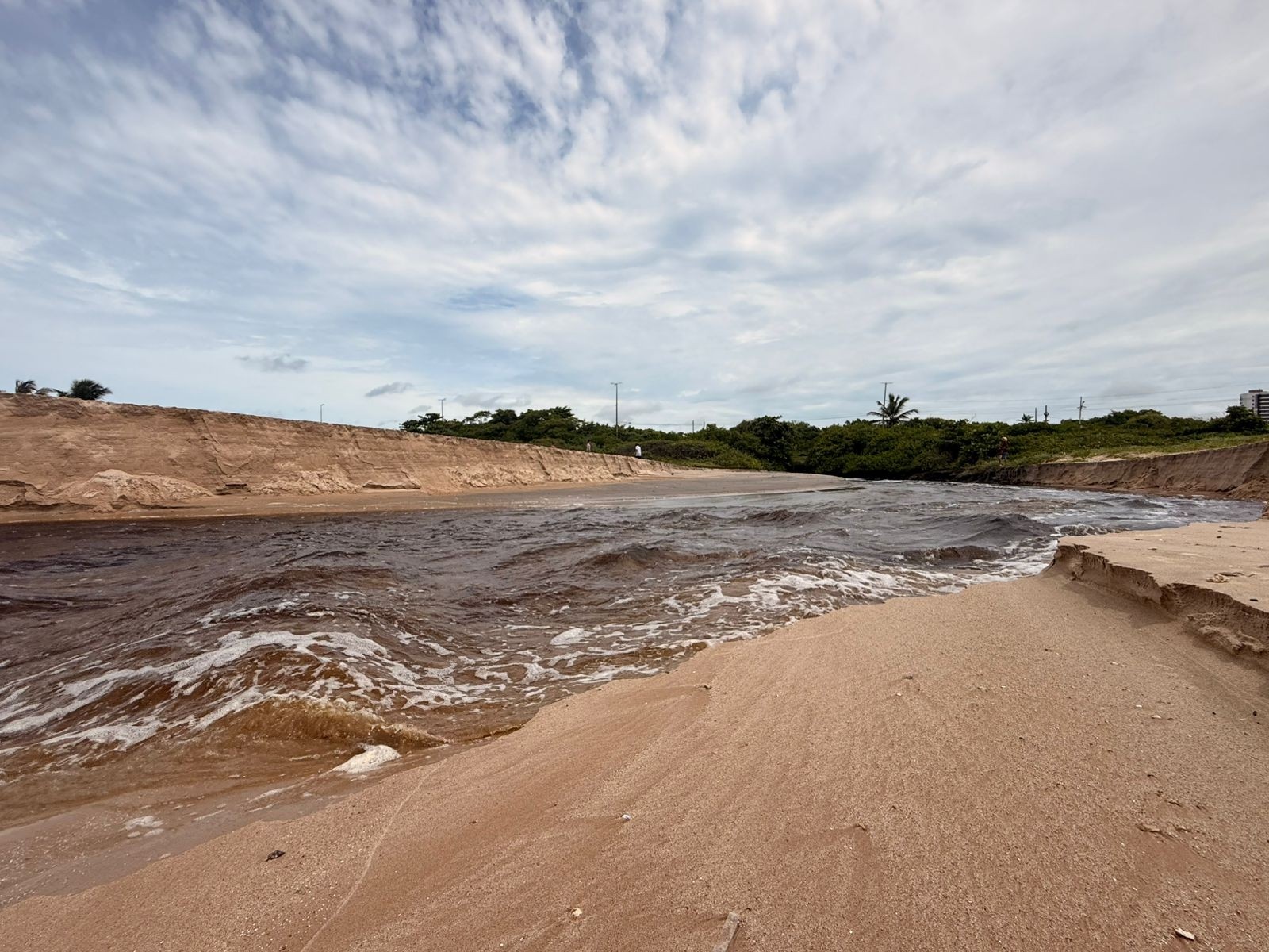 Água Escura na Orla de João Pessoa Revela Crise Sanitária Crônica e Desafia Gestão Pública