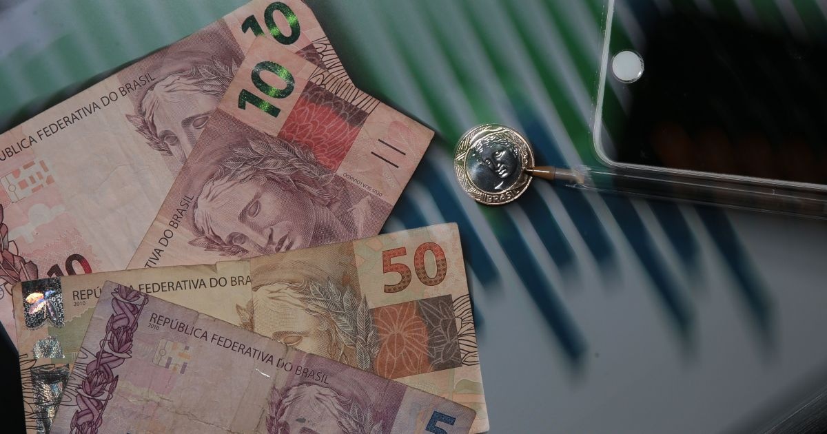 Juros Elevados no Brasil: A Complexa Trama que Sufoca Famílias e o Desenvolvimento Nacional