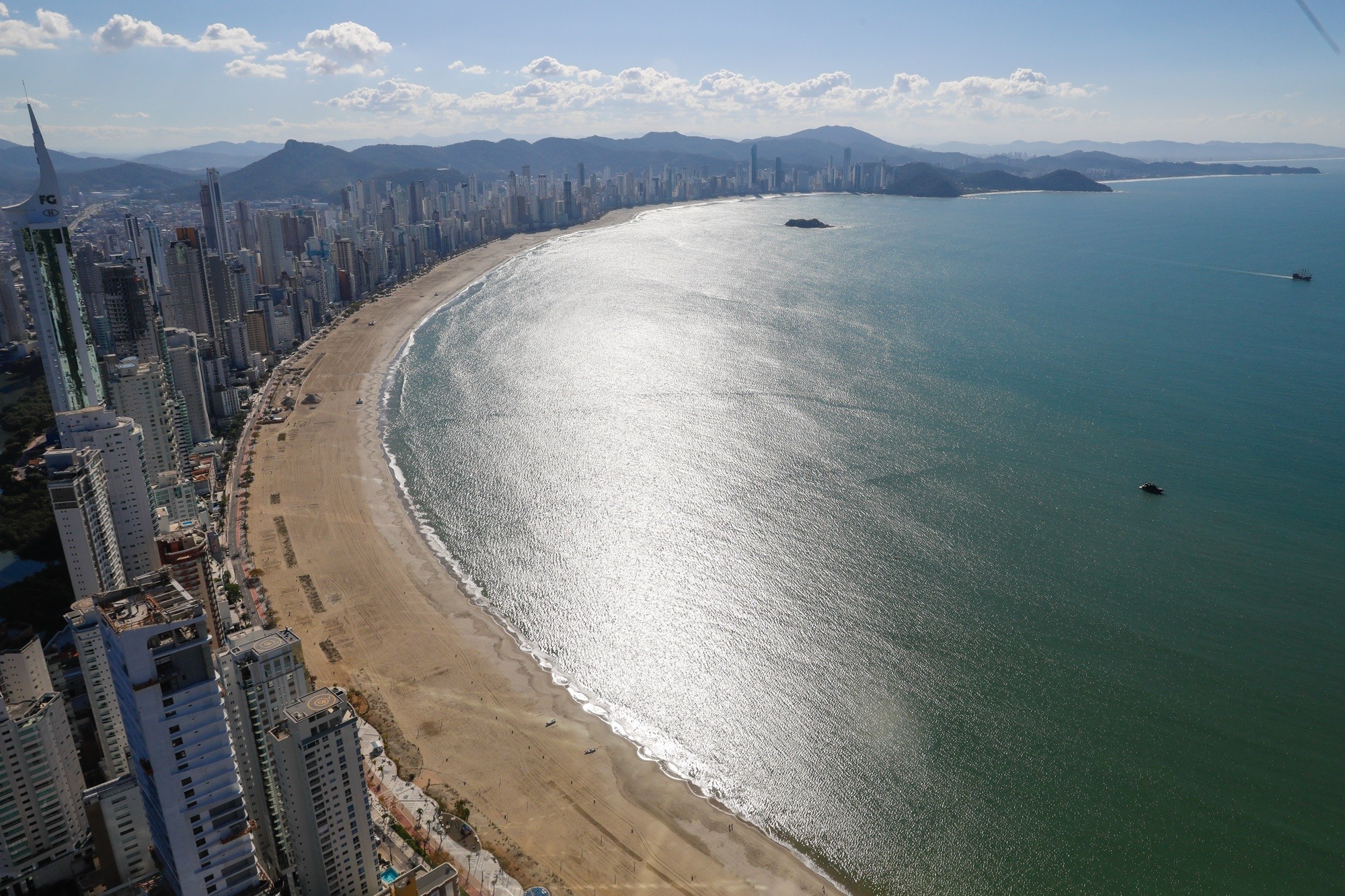 Balneário Camboriú Redefine a Noite: O Impacto do Decreto de Fechamento Imediato para Moradores e Negócios