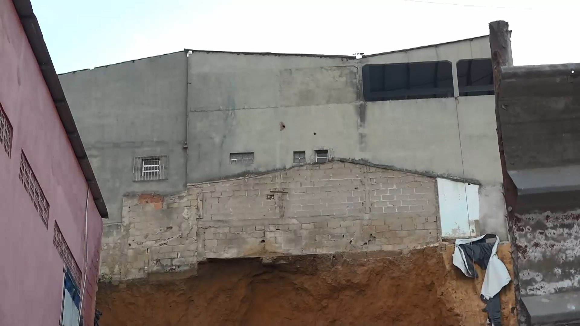 Tragédia em Cariacica: Deslizamento Fatal Revela Falhas Críticas na Fiscalização Urbana