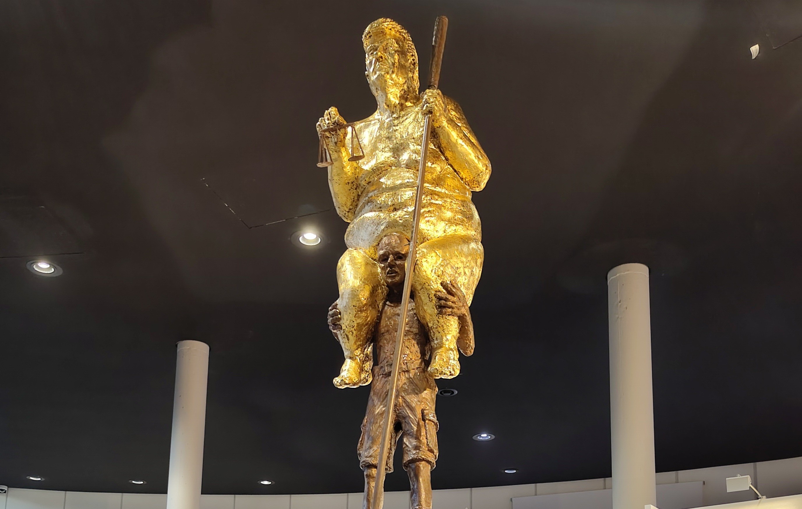 Estátua de Trump nu banhado a ouro é exibida no Parlamento Europeu