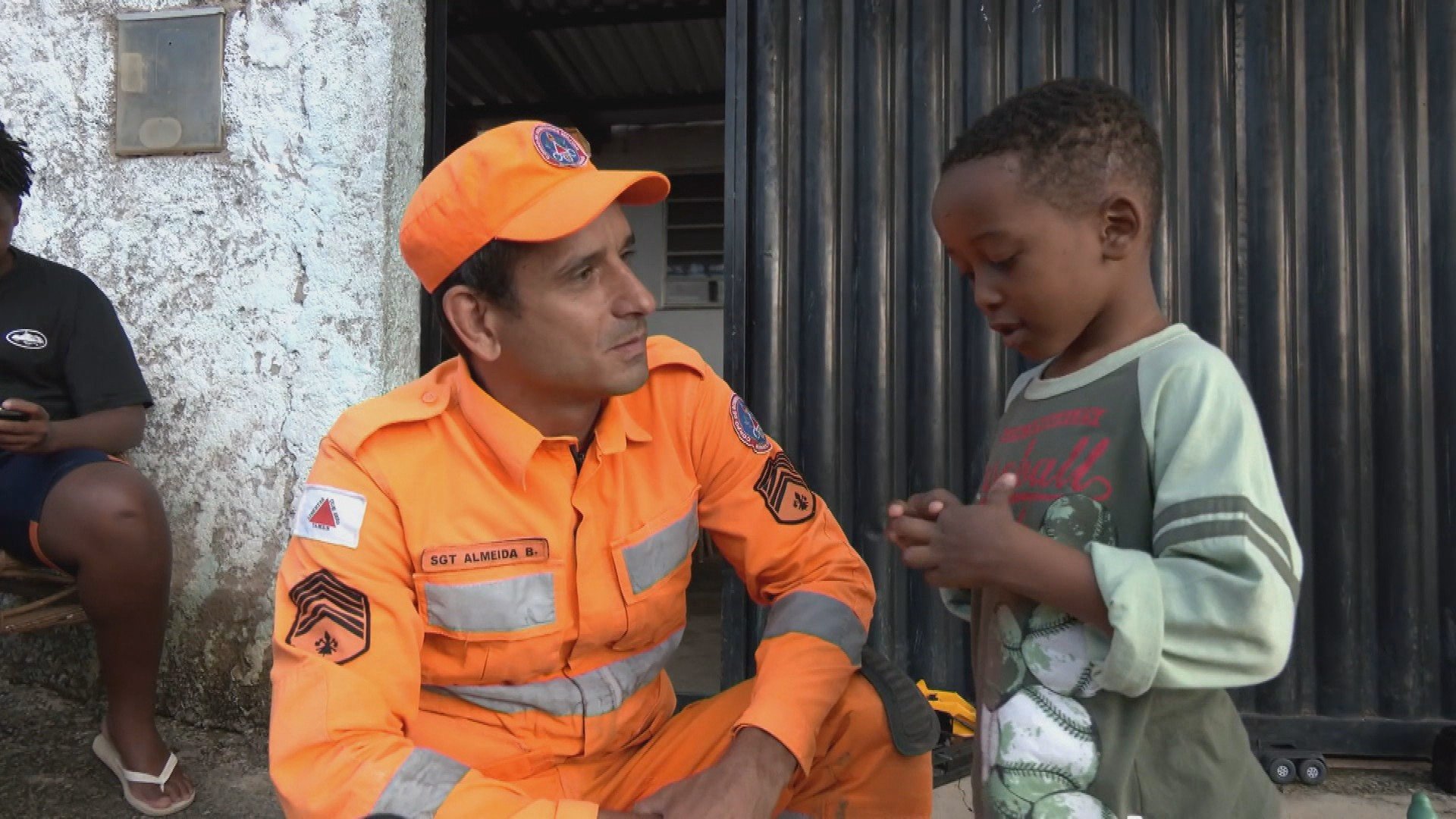 Criança resgatada de deslizamento reencontra bombeiro em Juiz de Fora e revela desejo de seguir carreira