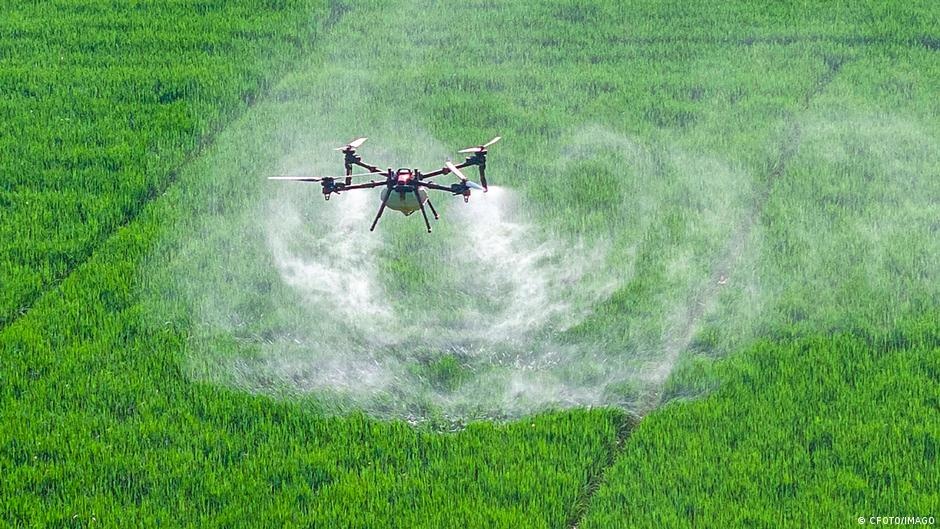 Drones e Pesticidas na UE: A Controvérsia que Redefine o Futuro da Agricultura e da Saúde Pública