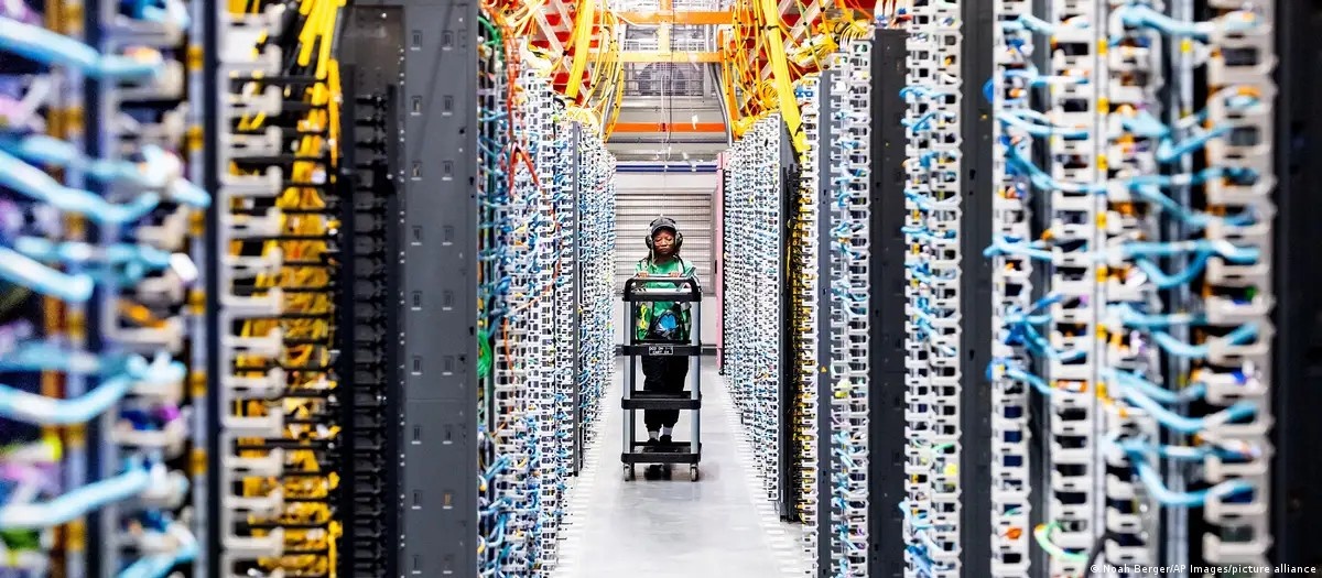 EUA Endurecem Regras para Contratos de IA: O Choque entre Soberania Nacional e Inovação Tecnológica