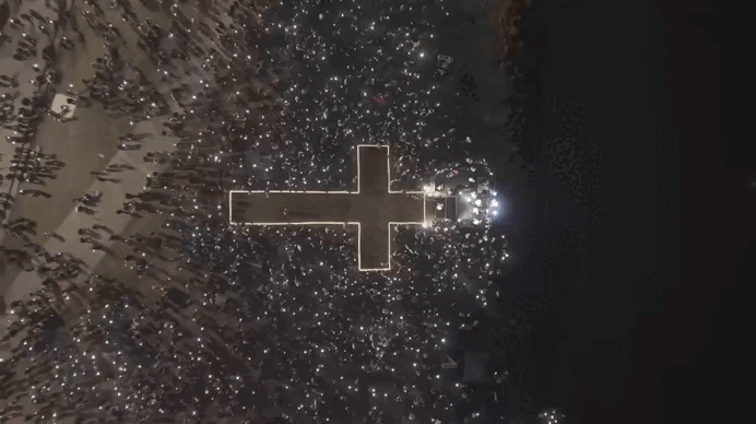 Porto Alegre: Megaevento Religioso na Orla do Gasômetro Sinaliza Resiliência e Unidade Comunitária