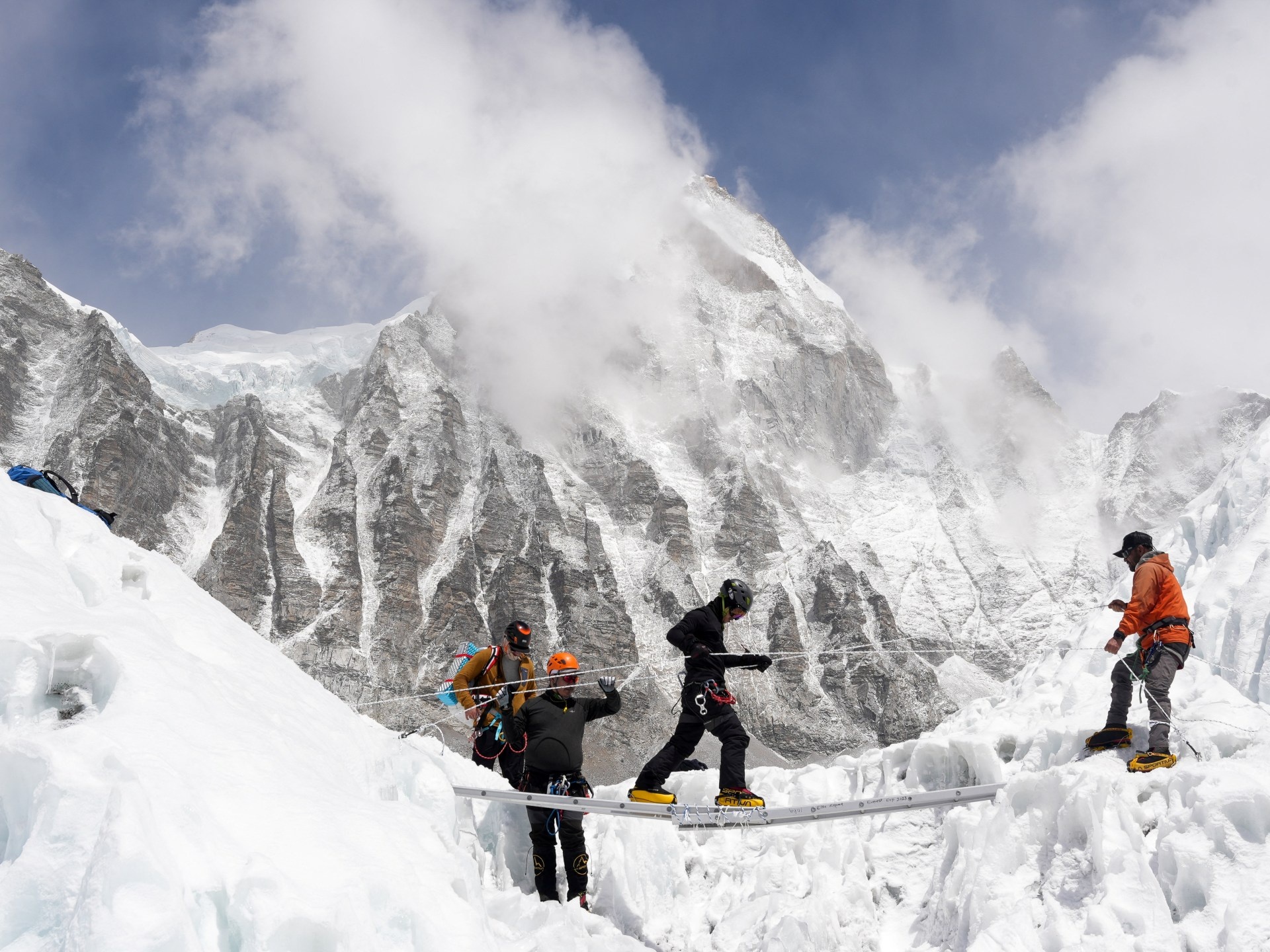 Recorde de Ascensões no Everest Expõe Crise de Superlotação e Ética no Himalaia