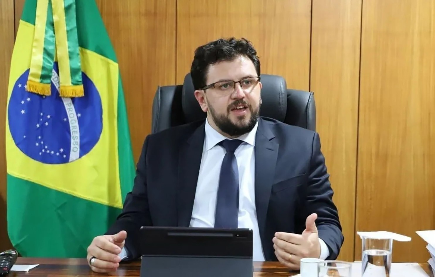 A Trama da Influência: Contrato de Canabidiol e o Escrutínio sobre Figuras Próximas ao Poder