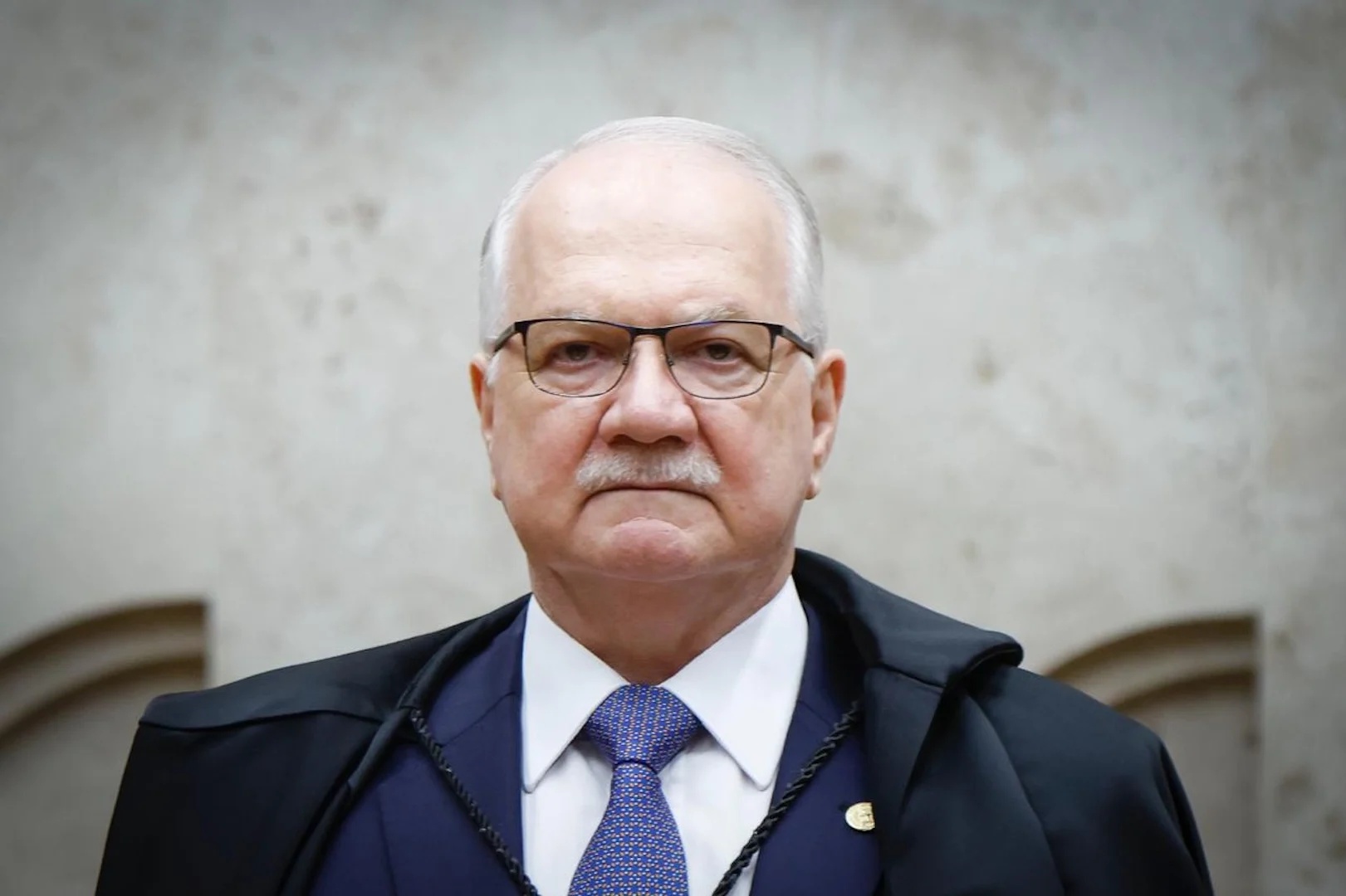 A Encruzilhada Institucional do STF: Fachin Assume Relatoria e Suspende Inquéritos Chave