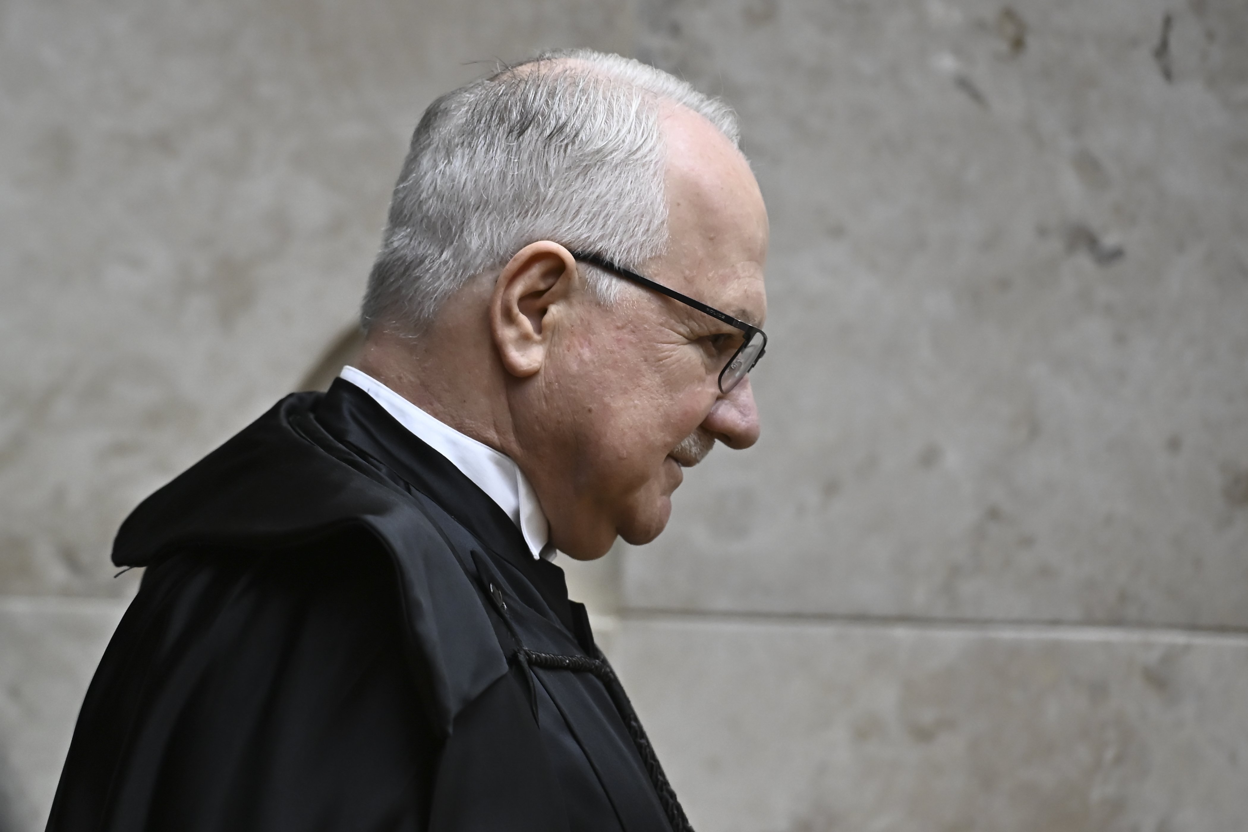 Edson Fachin avalia elevar teto do funcionalismo público