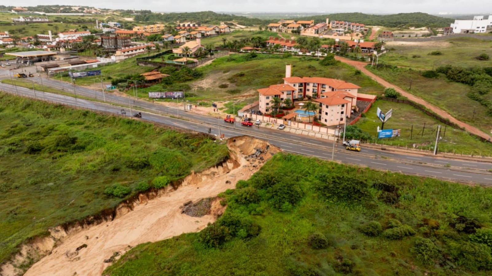 Colapso na CE-025: A Exposição de Vulnerabilidades Crônicas na Infraestrutura Hídrica da Grande Fortaleza