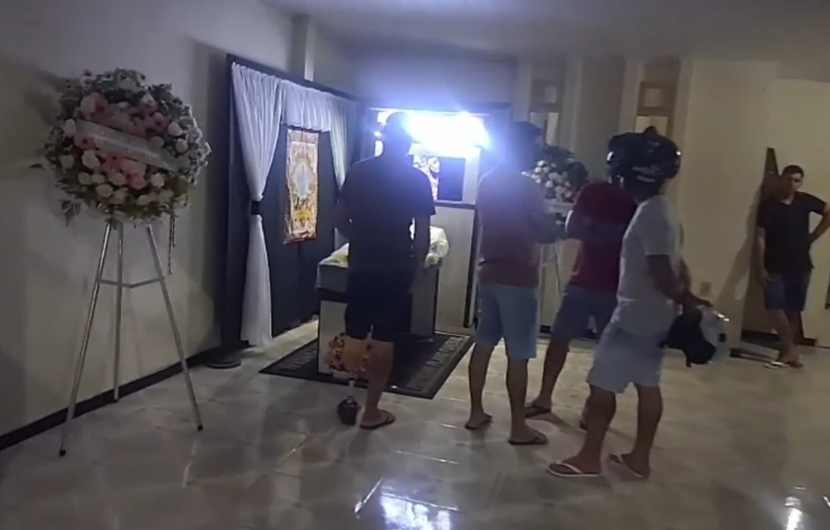 Familiares e amigos se despedem de  mulher morta a facadas em Moita Bonita