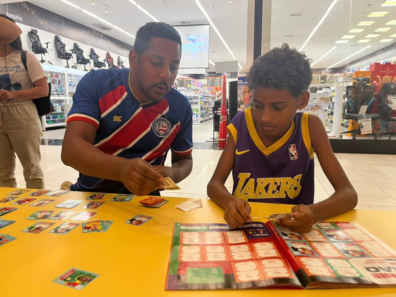 A Febre do Álbum da Copa 2026 em Salvador: Mais que Figurinhas, um Fenômeno Socioeconômico e Cultural