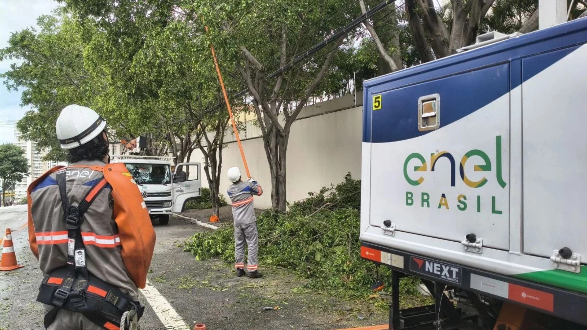 Rebaixamento da Enel Brasil pela Fitch: O Alerta Regulatório que Ressoa no Mercado