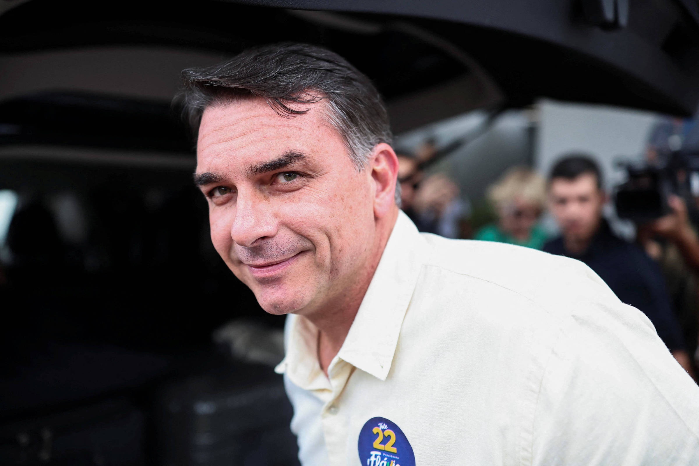 Flávio Bolsonaro não entrega passaportes determinados pela PF