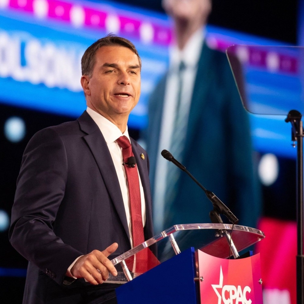 Flávio Bolsonaro: A Estratégia do "Bolsonaro 2.0" e a Reconfiguração da Direita