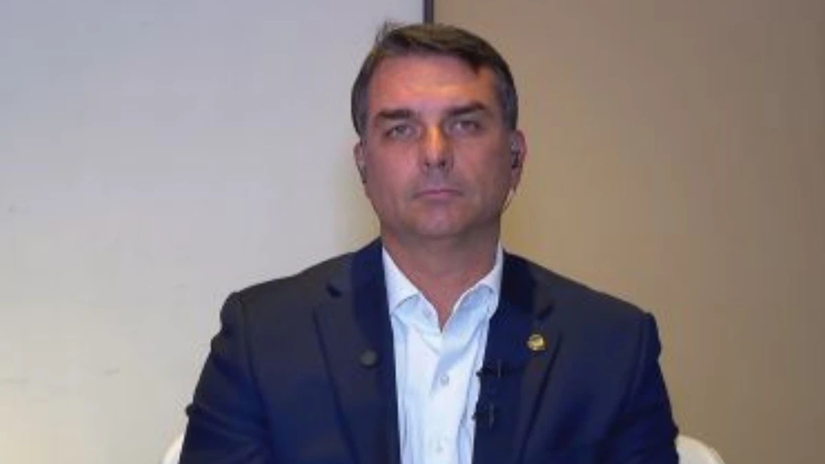 A Estratégia da Antecipação: Decifrando a Admissão de Flávio Bolsonaro sobre Possíveis Vídeos