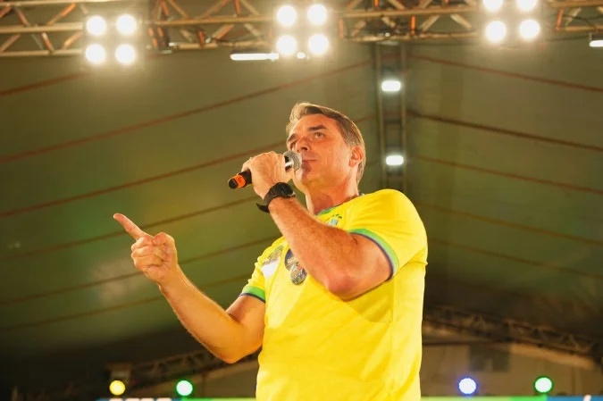 Flávio Bolsonaro Adverte contra Possível Ato que Podia Alterar Tradição