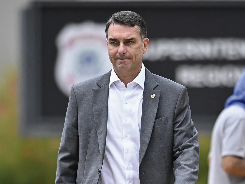 A Sombra da Violência Digital: O Caso Flávio Bolsonaro e o Clima Político Atual